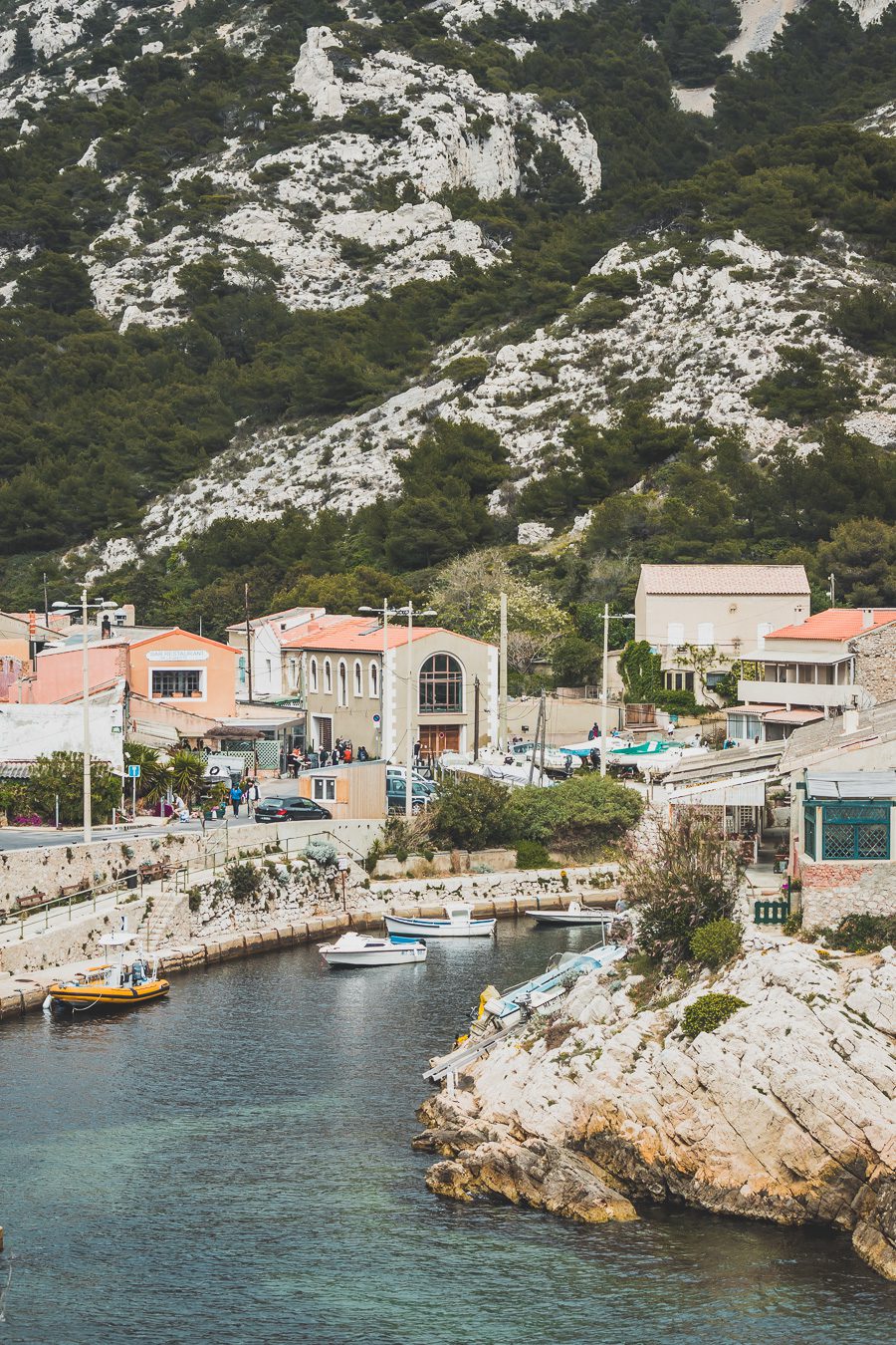 Voici un guide pour passer un week end à Marseille. Marseille est la destination idéale, offrant des paysages époustouflants, une cuisine délicieuse... Qu'il s'agisse d'explorer la riche culture de la ville, de se détendre sur ses plages immaculées ou de goûter à certains de ses plats de renommée mondiale, il y en a pour tous les goûts dans cette ville portuaire animée. Alors faites vos valises et préparez-vous pour un week end à Marseille que vous n'oublierez pas de sitôt.