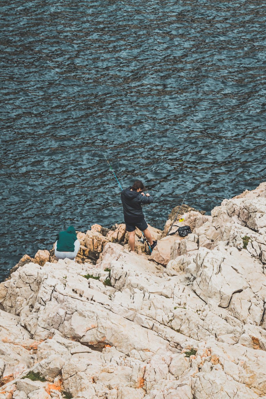 Voici un guide pour passer un week end à Marseille. Marseille est la destination idéale, offrant des paysages époustouflants, une cuisine délicieuse... Qu'il s'agisse d'explorer la riche culture de la ville, de se détendre sur ses plages immaculées ou de goûter à certains de ses plats de renommée mondiale, il y en a pour tous les goûts dans cette ville portuaire animée. Alors faites vos valises et préparez-vous pour un week end à Marseille que vous n'oublierez pas de sitôt.