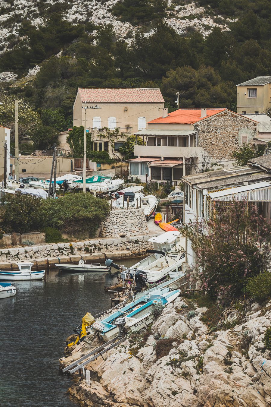 Voici un guide pour passer un week end à Marseille. Marseille est la destination idéale, offrant des paysages époustouflants, une cuisine délicieuse... Qu'il s'agisse d'explorer la riche culture de la ville, de se détendre sur ses plages immaculées ou de goûter à certains de ses plats de renommée mondiale, il y en a pour tous les goûts dans cette ville portuaire animée. Alors faites vos valises et préparez-vous pour un week end à Marseille que vous n'oublierez pas de sitôt.