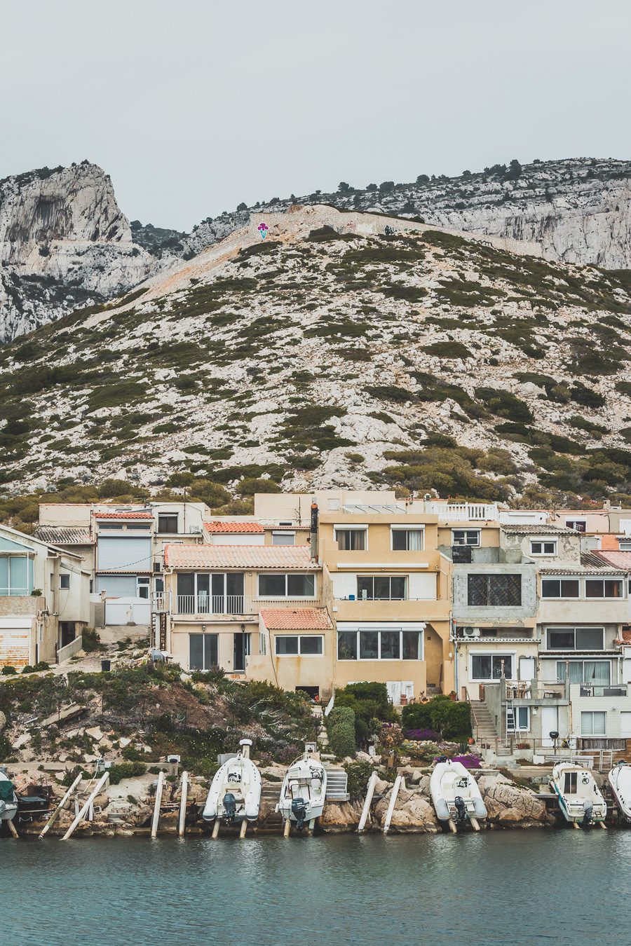 Voici un guide pour passer un week end à Marseille. Marseille est la destination idéale, offrant des paysages époustouflants, une cuisine délicieuse... Qu'il s'agisse d'explorer la riche culture de la ville, de se détendre sur ses plages immaculées ou de goûter à certains de ses plats de renommée mondiale, il y en a pour tous les goûts dans cette ville portuaire animée. Alors faites vos valises et préparez-vous pour un week end à Marseille que vous n'oublierez pas de sitôt.