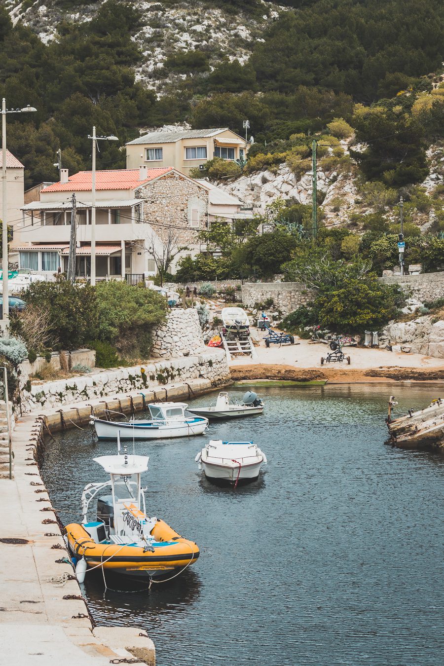 Voici un guide pour passer un week end à Marseille. Marseille est la destination idéale, offrant des paysages époustouflants, une cuisine délicieuse... Qu'il s'agisse d'explorer la riche culture de la ville, de se détendre sur ses plages immaculées ou de goûter à certains de ses plats de renommée mondiale, il y en a pour tous les goûts dans cette ville portuaire animée. Alors faites vos valises et préparez-vous pour un week end à Marseille que vous n'oublierez pas de sitôt.