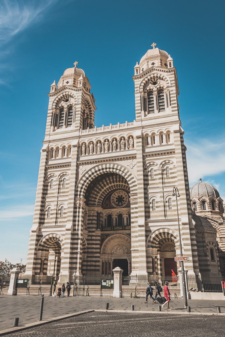 Voici un guide pour passer un week end à Marseille. Marseille est la destination idéale, offrant des paysages époustouflants, une cuisine délicieuse... Qu'il s'agisse d'explorer la riche culture de la ville, de se détendre sur ses plages immaculées ou de goûter à certains de ses plats de renommée mondiale, il y en a pour tous les goûts dans cette ville portuaire animée. Alors faites vos valises et préparez-vous pour un week end à Marseille que vous n'oublierez pas de sitôt.