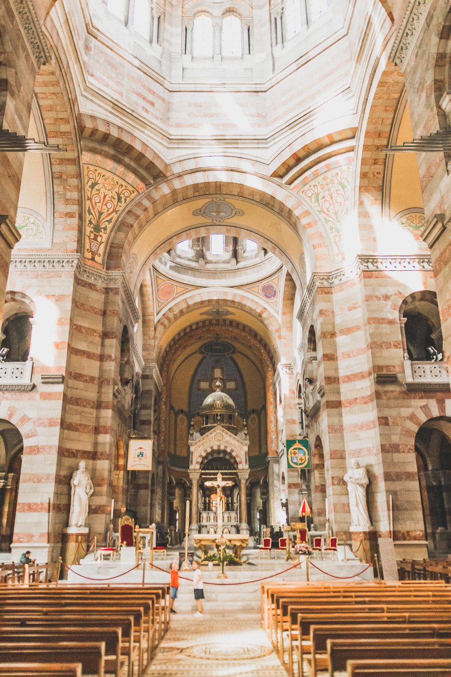 Voici un guide pour passer un week end à Marseille. Marseille est la destination idéale, offrant des paysages époustouflants, une cuisine délicieuse... Qu'il s'agisse d'explorer la riche culture de la ville, de se détendre sur ses plages immaculées ou de goûter à certains de ses plats de renommée mondiale, il y en a pour tous les goûts dans cette ville portuaire animée. Alors faites vos valises et préparez-vous pour un week end à Marseille que vous n'oublierez pas de sitôt.