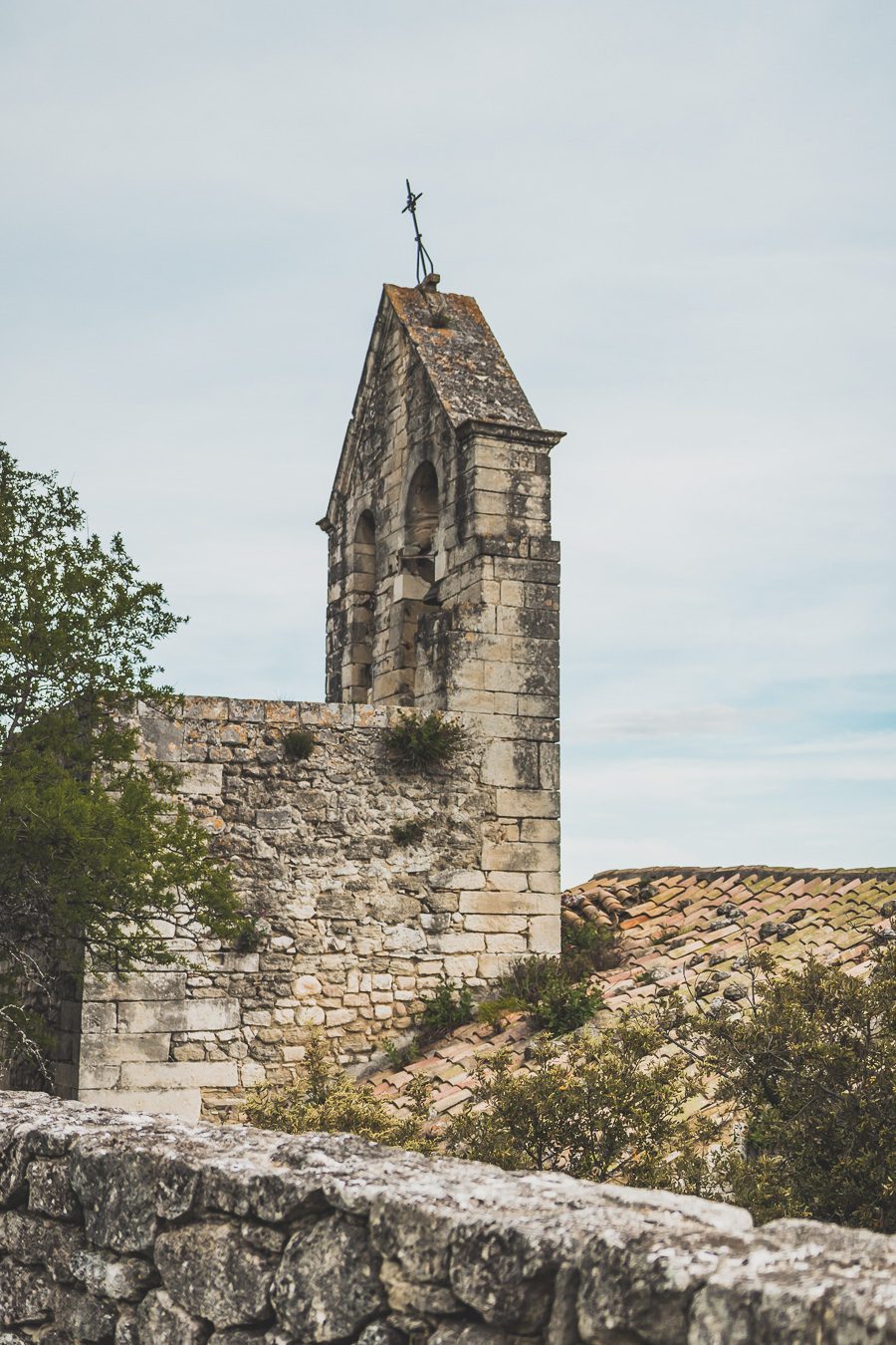 Face à la beauté spectaculaire de la campagne, la Drôme Provençale est une région dynamique du sud de la France. Des marchés animés de Nyons aux villages de montagne de Crest, Buis les Baronnies et Grignan, en passant par les élégants villages de Valréas, Suze la Rousse et Saint-Paul-Trois-Chateaux, la région regorge de trésors culturels, de charmants hameaux et vignobles luxuriants. Partez à la découverte des plus beaux endroits de la Drôme provençale lors d'un road trip en van.