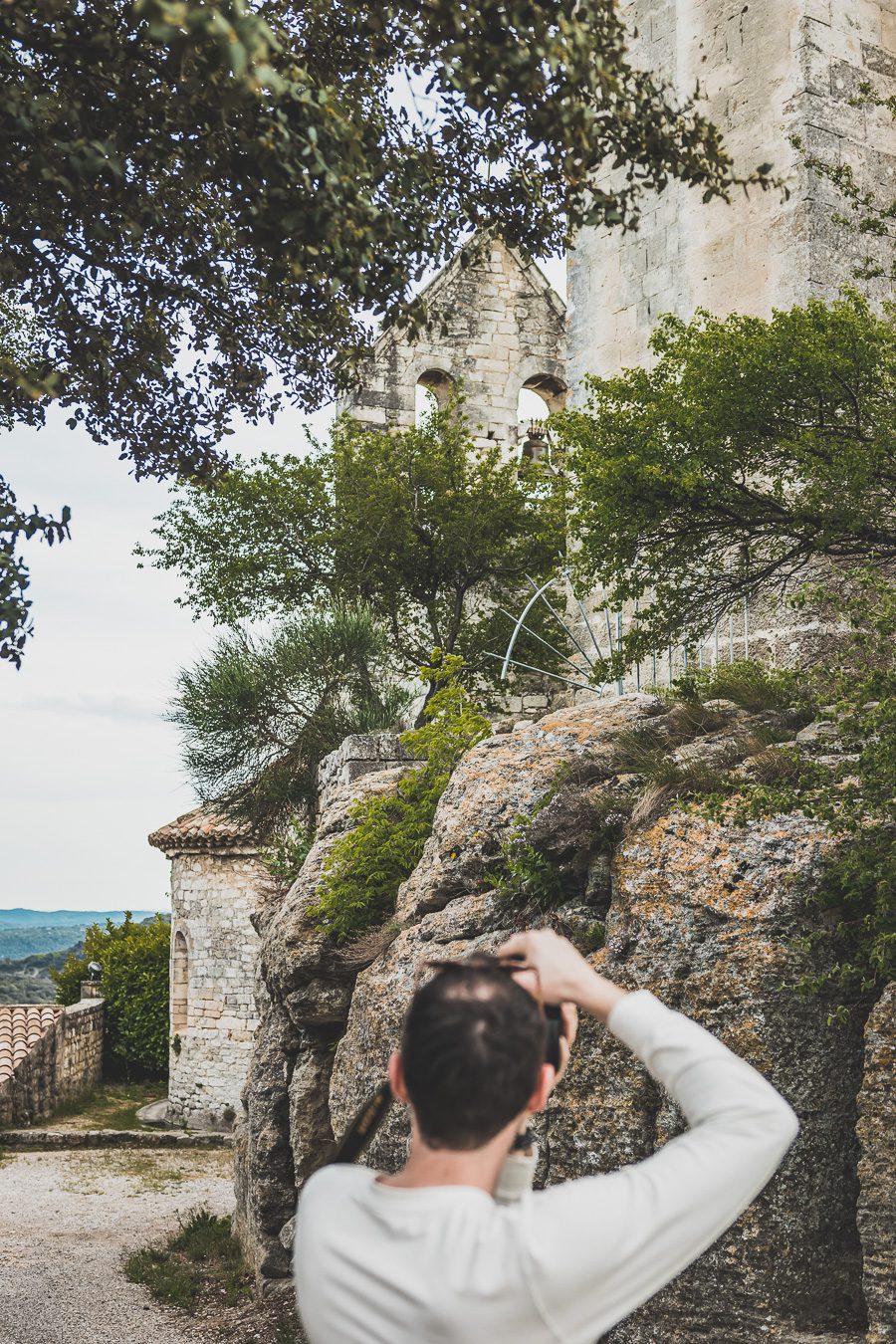 Face à la beauté spectaculaire de la campagne, la Drôme Provençale est une région dynamique du sud de la France. Des marchés animés de Nyons aux villages de montagne de Crest, Buis les Baronnies et Grignan, en passant par les élégants villages de Valréas, Suze la Rousse et Saint-Paul-Trois-Chateaux, la région regorge de trésors culturels, de charmants hameaux et vignobles luxuriants. Partez à la découverte des plus beaux endroits de la Drôme provençale lors d'un road trip en van.