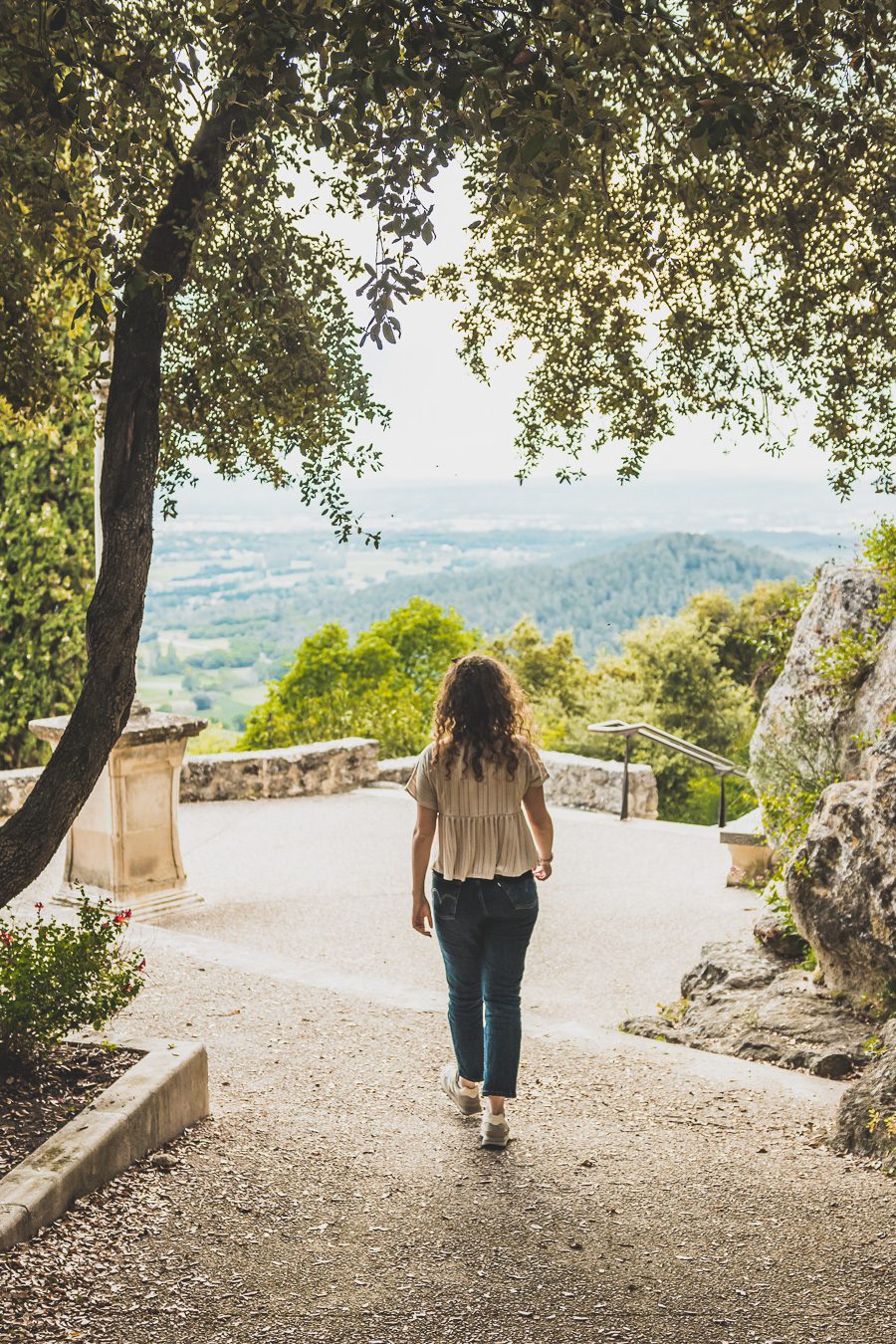 Face à la beauté spectaculaire de la campagne, la Drôme Provençale est une région dynamique du sud de la France. Des marchés animés de Nyons aux villages de montagne de Crest, Buis les Baronnies et Grignan, en passant par les élégants villages de Valréas, Suze la Rousse et Saint-Paul-Trois-Chateaux, la région regorge de trésors culturels, de charmants hameaux et vignobles luxuriants. Partez à la découverte des plus beaux endroits de la Drôme provençale lors d'un road trip en van.