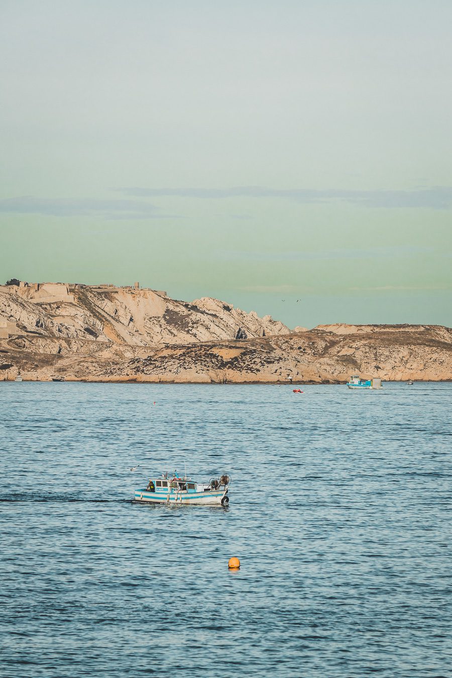 Voici un guide pour passer un week end à Marseille. Marseille est la destination idéale, offrant des paysages époustouflants, une cuisine délicieuse... Qu'il s'agisse d'explorer la riche culture de la ville, de se détendre sur ses plages immaculées ou de goûter à certains de ses plats de renommée mondiale, il y en a pour tous les goûts dans cette ville portuaire animée. Alors faites vos valises et préparez-vous pour un week end à Marseille que vous n'oublierez pas de sitôt.