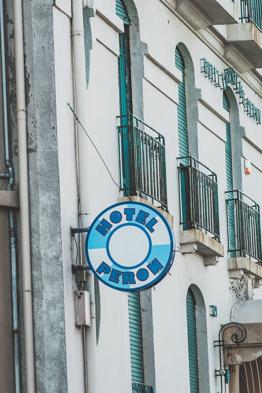 façade d'hôtel sur la corniche