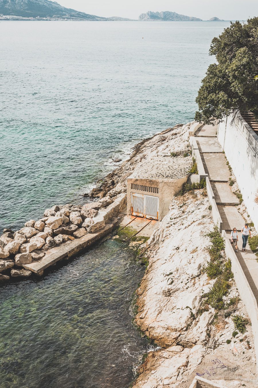 Voici un guide pour passer un week end à Marseille. Marseille est la destination idéale, offrant des paysages époustouflants, une cuisine délicieuse... Qu'il s'agisse d'explorer la riche culture de la ville, de se détendre sur ses plages immaculées ou de goûter à certains de ses plats de renommée mondiale, il y en a pour tous les goûts dans cette ville portuaire animée. Alors faites vos valises et préparez-vous pour un week end à Marseille que vous n'oublierez pas de sitôt.