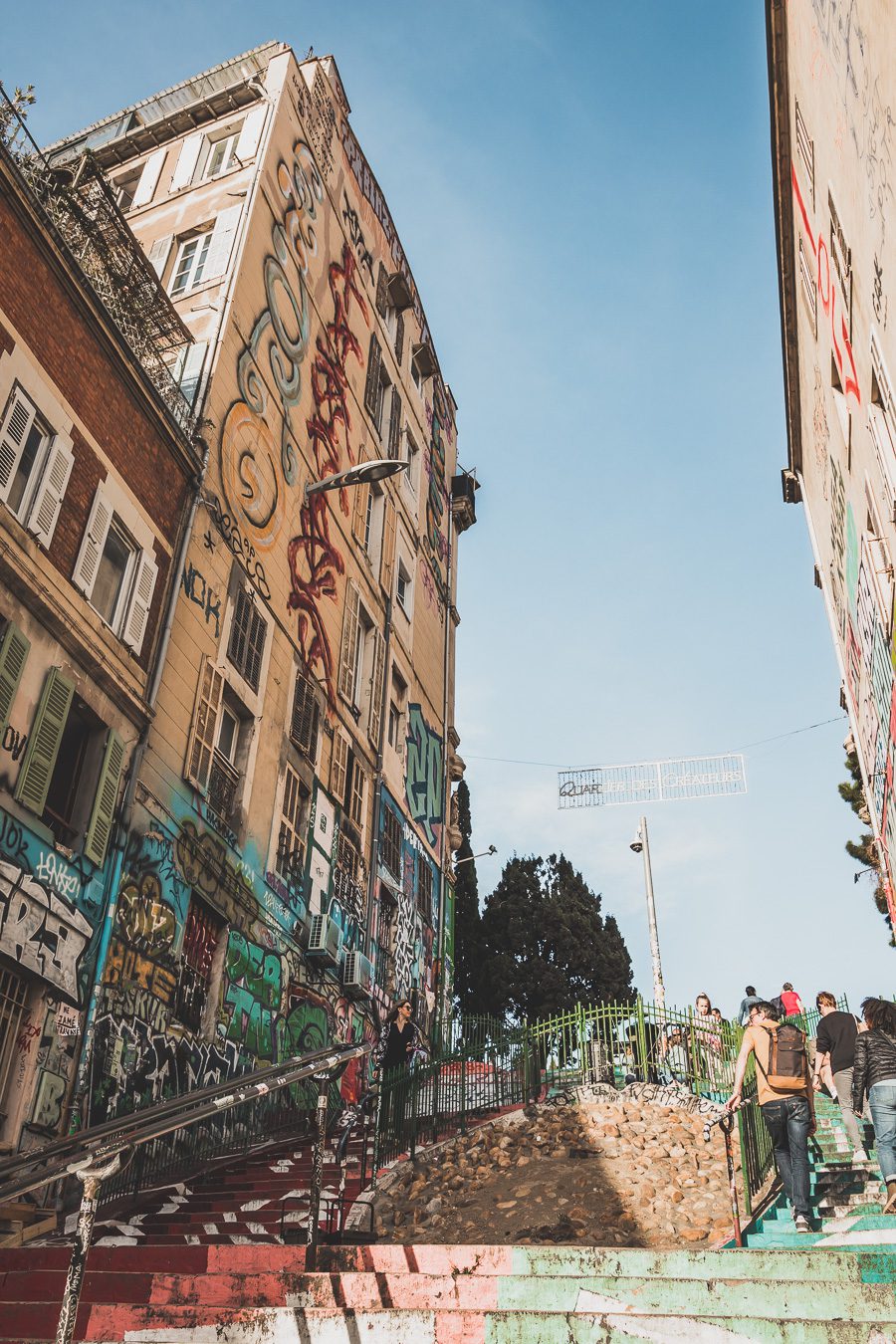 Voici un guide pour passer un week end à Marseille. Marseille est la destination idéale, offrant des paysages époustouflants, une cuisine délicieuse... Qu'il s'agisse d'explorer la riche culture de la ville, de se détendre sur ses plages immaculées ou de goûter à certains de ses plats de renommée mondiale, il y en a pour tous les goûts dans cette ville portuaire animée. Alors faites vos valises et préparez-vous pour un week end à Marseille que vous n'oublierez pas de sitôt.