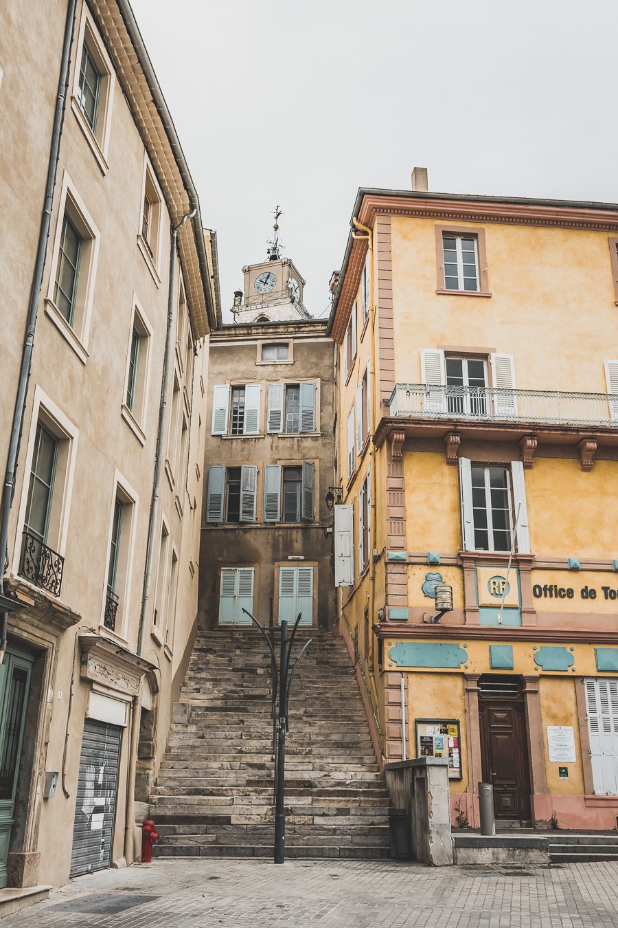 Face à la beauté spectaculaire de la campagne, la Drôme Provençale est une région dynamique du sud de la France. Des marchés animés de Nyons aux villages de montagne de Crest, Buis les Baronnies et Grignan, en passant par les élégants villages de Valréas, Suze la Rousse et Saint-Paul-Trois-Chateaux, la région regorge de trésors culturels, de charmants hameaux et vignobles luxuriants. Partez à la découverte des plus beaux endroits de la Drôme provençale lors d'un road trip en van.