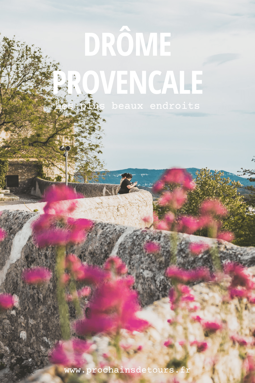 Face à la beauté spectaculaire de la campagne, la Drôme Provençale est une région dynamique du sud de la France. Des marchés animés de Nyons aux villages de montagne de Crest, Buis les Baronnies et Grignan, en passant par les élégants villages de Valréas, Suze la Rousse et Saint-Paul-Trois-Chateaux, la région regorge de trésors culturels, de charmants hameaux et vignobles luxuriants. Partez à la découverte des plus beaux endroits de la Drôme provençale lors d'un road trip en van.