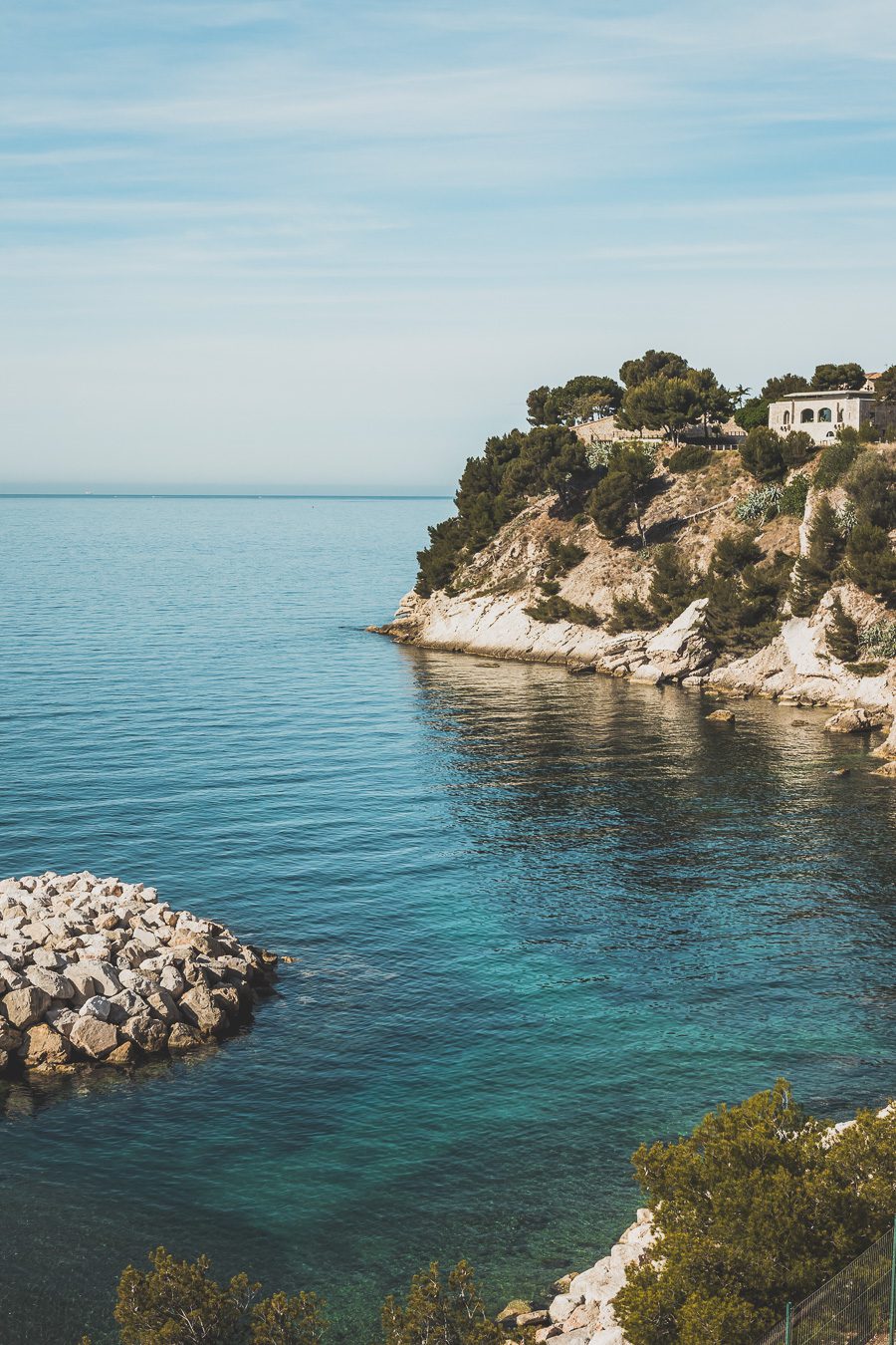 Voici un guide pour passer un week end à Marseille. Marseille est la destination idéale, offrant des paysages époustouflants, une cuisine délicieuse... Qu'il s'agisse d'explorer la riche culture de la ville, de se détendre sur ses plages immaculées ou de goûter à certains de ses plats de renommée mondiale, il y en a pour tous les goûts dans cette ville portuaire animée. Alors faites vos valises et préparez-vous pour un week end à Marseille que vous n'oublierez pas de sitôt.