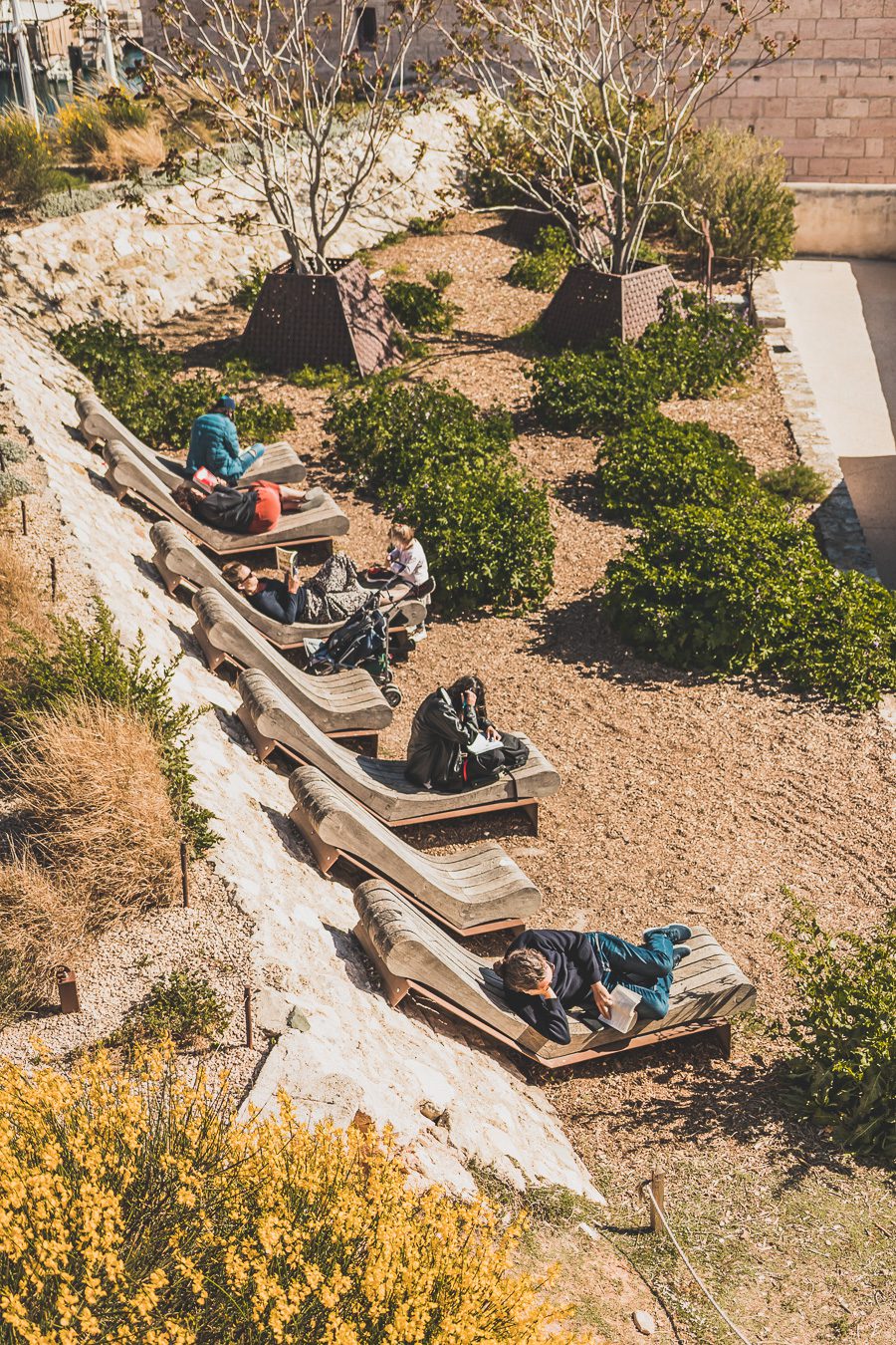 Voici un guide pour passer un week end à Marseille. Marseille est la destination idéale, offrant des paysages époustouflants, une cuisine délicieuse... Qu'il s'agisse d'explorer la riche culture de la ville, de se détendre sur ses plages immaculées ou de goûter à certains de ses plats de renommée mondiale, il y en a pour tous les goûts dans cette ville portuaire animée. Alors faites vos valises et préparez-vous pour un week end à Marseille que vous n'oublierez pas de sitôt.