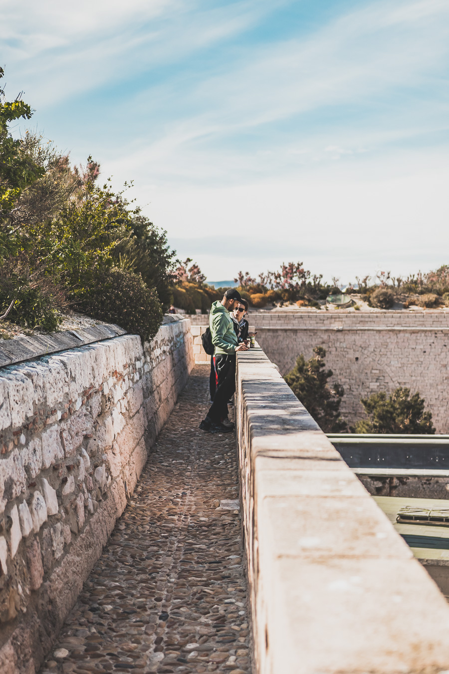 Voici un guide pour passer un week end à Marseille. Marseille est la destination idéale, offrant des paysages époustouflants, une cuisine délicieuse... Qu'il s'agisse d'explorer la riche culture de la ville, de se détendre sur ses plages immaculées ou de goûter à certains de ses plats de renommée mondiale, il y en a pour tous les goûts dans cette ville portuaire animée. Alors faites vos valises et préparez-vous pour un week end à Marseille que vous n'oublierez pas de sitôt.