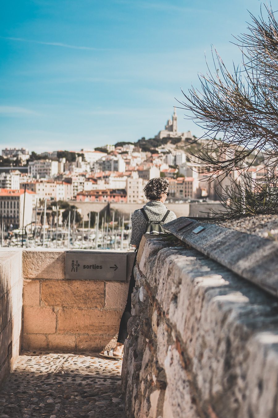 Voici un guide pour passer un week end à Marseille. Marseille est la destination idéale, offrant des paysages époustouflants, une cuisine délicieuse... Qu'il s'agisse d'explorer la riche culture de la ville, de se détendre sur ses plages immaculées ou de goûter à certains de ses plats de renommée mondiale, il y en a pour tous les goûts dans cette ville portuaire animée. Alors faites vos valises et préparez-vous pour un week end à Marseille que vous n'oublierez pas de sitôt.