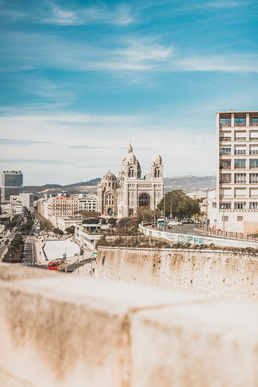 Voici un guide pour passer un week end à Marseille. Marseille est la destination idéale, offrant des paysages époustouflants, une cuisine délicieuse... Qu'il s'agisse d'explorer la riche culture de la ville, de se détendre sur ses plages immaculées ou de goûter à certains de ses plats de renommée mondiale, il y en a pour tous les goûts dans cette ville portuaire animée. Alors faites vos valises et préparez-vous pour un week end à Marseille que vous n'oublierez pas de sitôt.