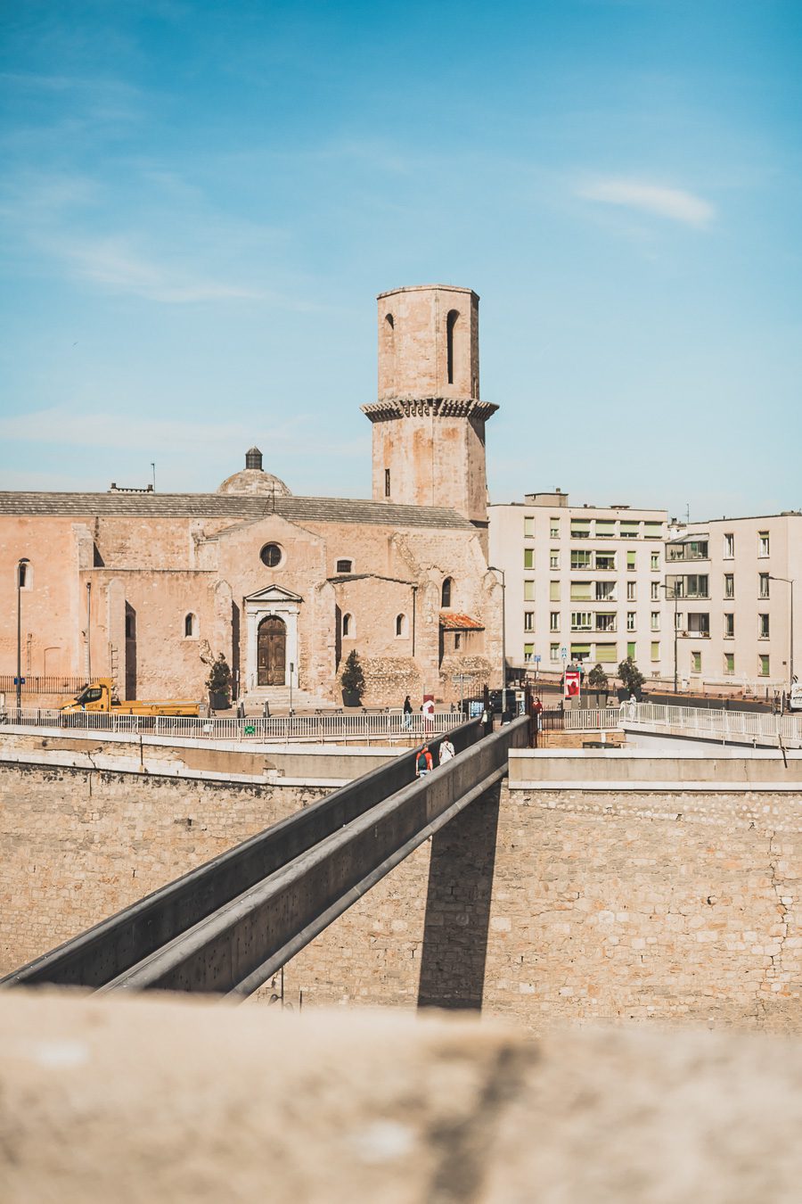 Voici un guide pour passer un week end à Marseille. Marseille est la destination idéale, offrant des paysages époustouflants, une cuisine délicieuse... Qu'il s'agisse d'explorer la riche culture de la ville, de se détendre sur ses plages immaculées ou de goûter à certains de ses plats de renommée mondiale, il y en a pour tous les goûts dans cette ville portuaire animée. Alors faites vos valises et préparez-vous pour un week end à Marseille que vous n'oublierez pas de sitôt.