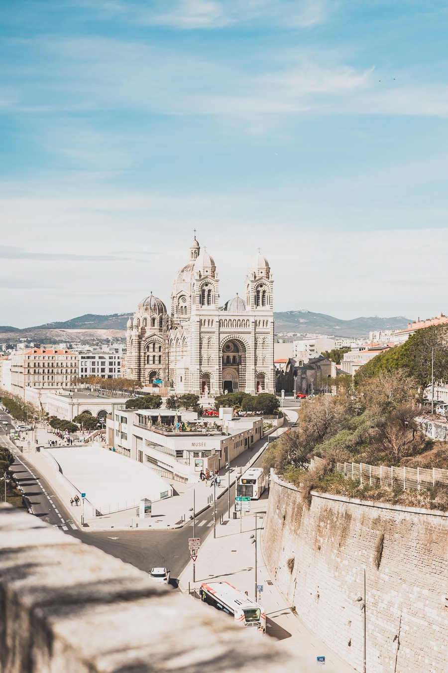 Voici un guide pour passer un week end à Marseille. Marseille est la destination idéale, offrant des paysages époustouflants, une cuisine délicieuse... Qu'il s'agisse d'explorer la riche culture de la ville, de se détendre sur ses plages immaculées ou de goûter à certains de ses plats de renommée mondiale, il y en a pour tous les goûts dans cette ville portuaire animée. Alors faites vos valises et préparez-vous pour un week end à Marseille que vous n'oublierez pas de sitôt.