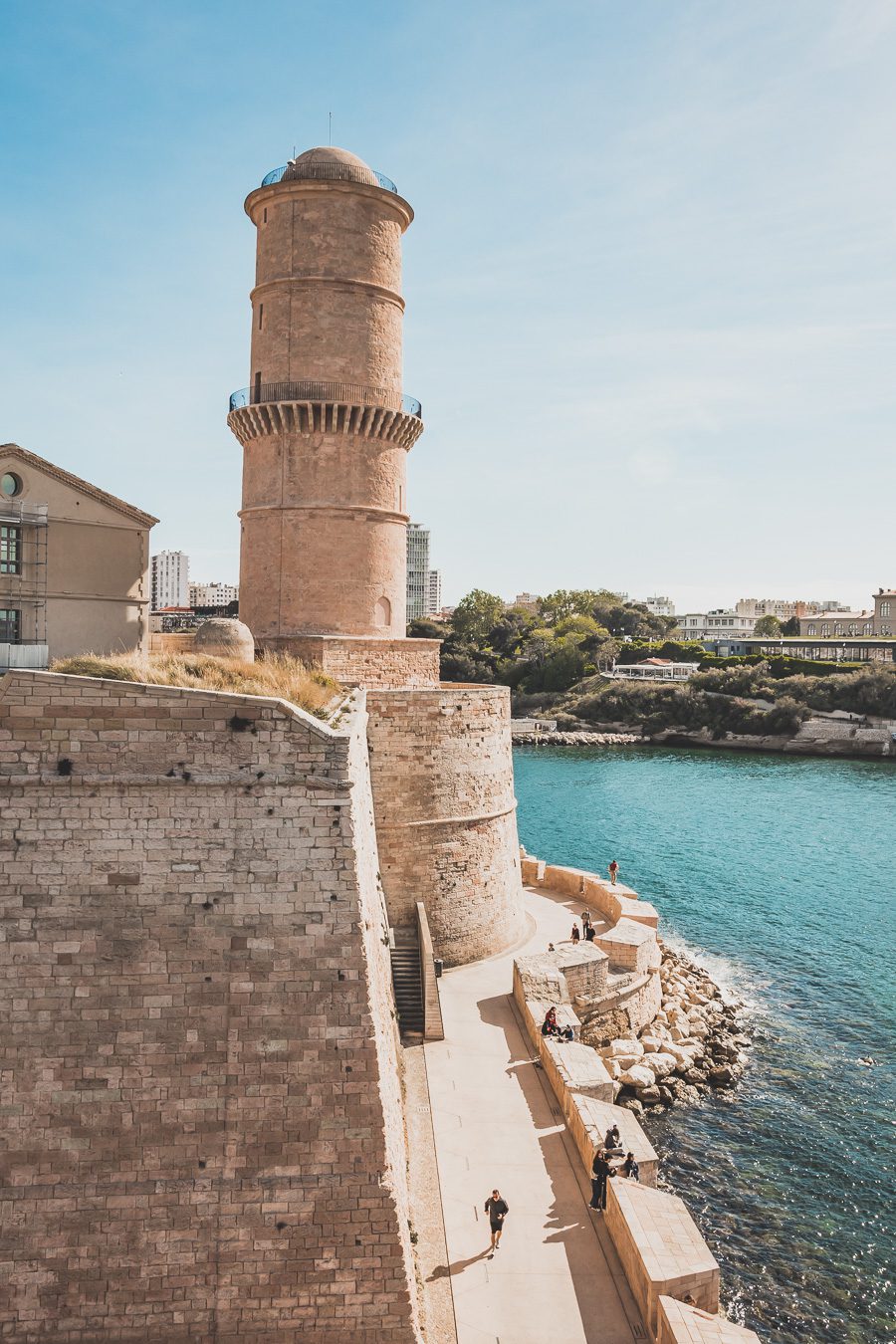 Voici un guide pour passer un week end à Marseille. Marseille est la destination idéale, offrant des paysages époustouflants, une cuisine délicieuse... Qu'il s'agisse d'explorer la riche culture de la ville, de se détendre sur ses plages immaculées ou de goûter à certains de ses plats de renommée mondiale, il y en a pour tous les goûts dans cette ville portuaire animée. Alors faites vos valises et préparez-vous pour un week end à Marseille que vous n'oublierez pas de sitôt.