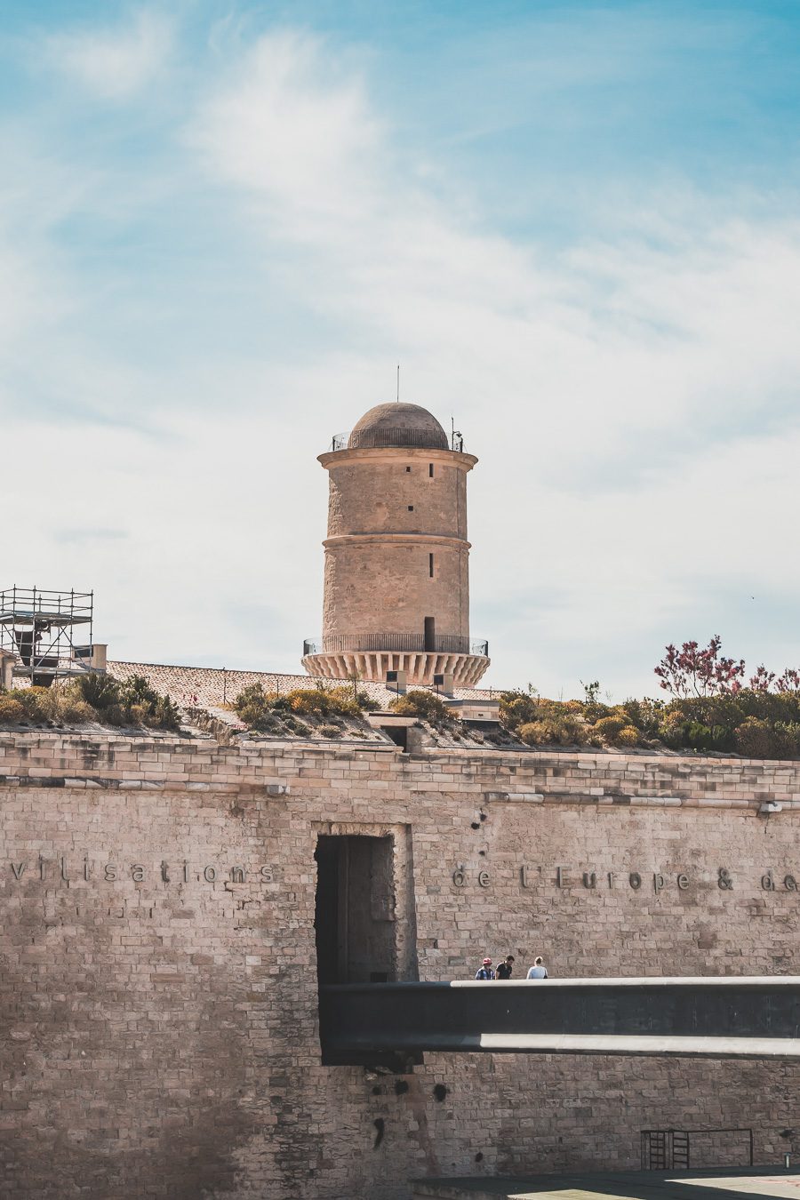 Voici un guide pour passer un week end à Marseille. Marseille est la destination idéale, offrant des paysages époustouflants, une cuisine délicieuse... Qu'il s'agisse d'explorer la riche culture de la ville, de se détendre sur ses plages immaculées ou de goûter à certains de ses plats de renommée mondiale, il y en a pour tous les goûts dans cette ville portuaire animée. Alors faites vos valises et préparez-vous pour un week end à Marseille que vous n'oublierez pas de sitôt.