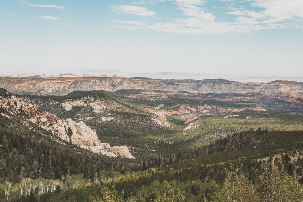 Pensez à la location d'un van aux USA. Vous pourrez ainsi explorer les États-Unis dans votre maison loin de chez vous, lors d'un road trip dans l'ouest américain. Vous découvrirez ainsi Yellowstone, Grand Teton, Las Vegas, Palm Springs et bien d'autres endroits uniques... Que vous recherchiez une escapade romantique ou une aventure passionnante en famille, la location de van aux États-Unis peut vous aider à faire de votre voyage un moment inoubliable. Voyage en van / Road trip ouest américain 