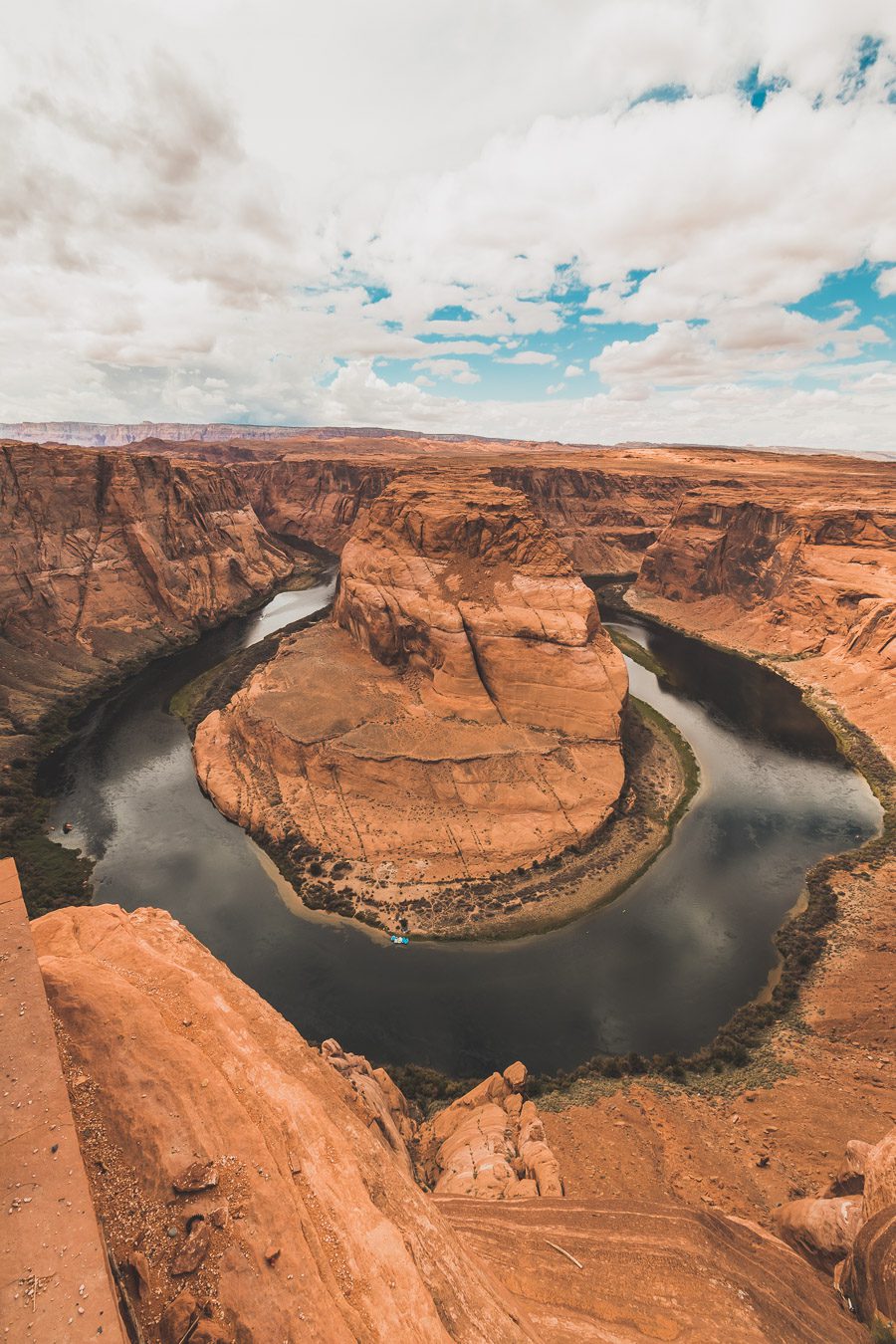 Pensez à la location d'un van aux USA. Vous pourrez ainsi explorer les États-Unis dans votre maison loin de chez vous, lors d'un road trip dans l'ouest américain. Vous découvrirez ainsi Yellowstone, Grand Teton, Las Vegas, Palm Springs et bien d'autres endroits uniques... Que vous recherchiez une escapade romantique ou une aventure passionnante en famille, la location de van aux États-Unis peut vous aider à faire de votre voyage un moment inoubliable. Voyage en van / Road trip ouest américain 