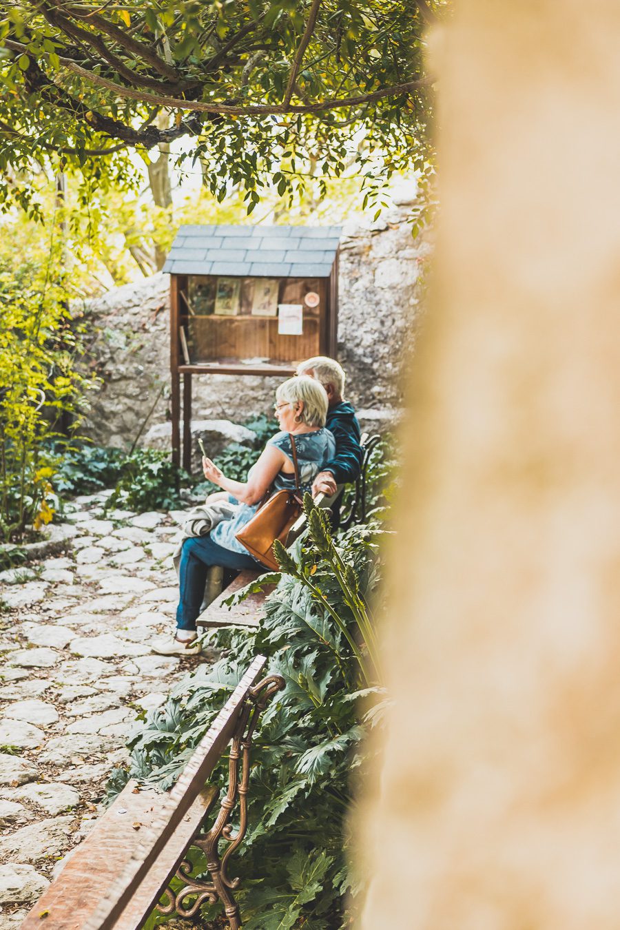 Face à la beauté spectaculaire de la campagne, la Drôme Provençale est une région dynamique du sud de la France. Des marchés animés de Nyons aux villages de montagne de Crest, Buis les Baronnies et Grignan, en passant par les élégants villages de Valréas, Suze la Rousse et Saint-Paul-Trois-Chateaux, la région regorge de trésors culturels, de charmants hameaux et vignobles luxuriants. Partez à la découverte des plus beaux endroits de la Drôme provençale lors d'un road trip en van.