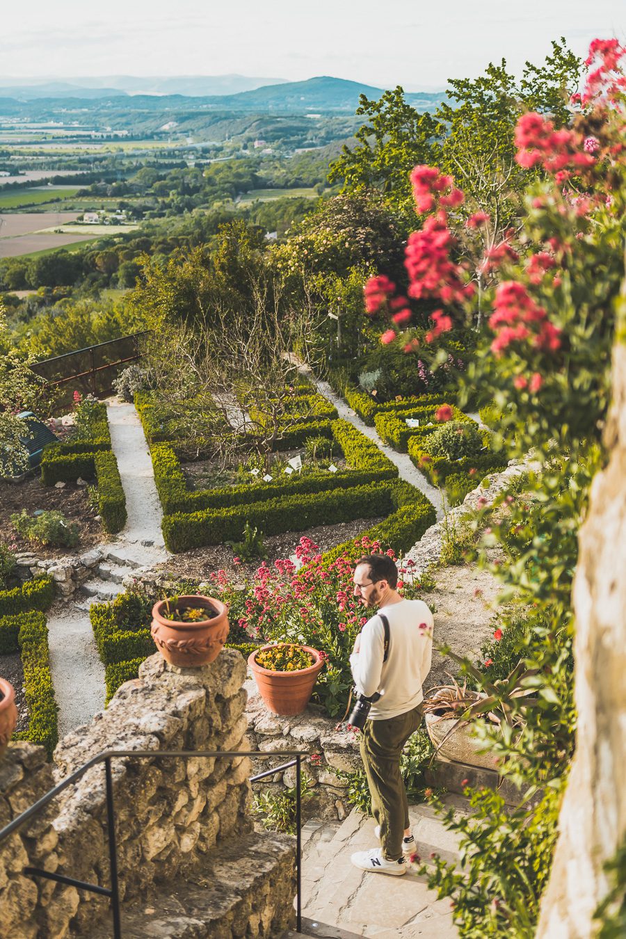 Face à la beauté spectaculaire de la campagne, la Drôme Provençale est une région dynamique du sud de la France. Des marchés animés de Nyons aux villages de montagne de Crest, Buis les Baronnies et Grignan, en passant par les élégants villages de Valréas, Suze la Rousse et Saint-Paul-Trois-Chateaux, la région regorge de trésors culturels, de charmants hameaux et vignobles luxuriants. Partez à la découverte des plus beaux endroits de la Drôme provençale lors d'un road trip en van.