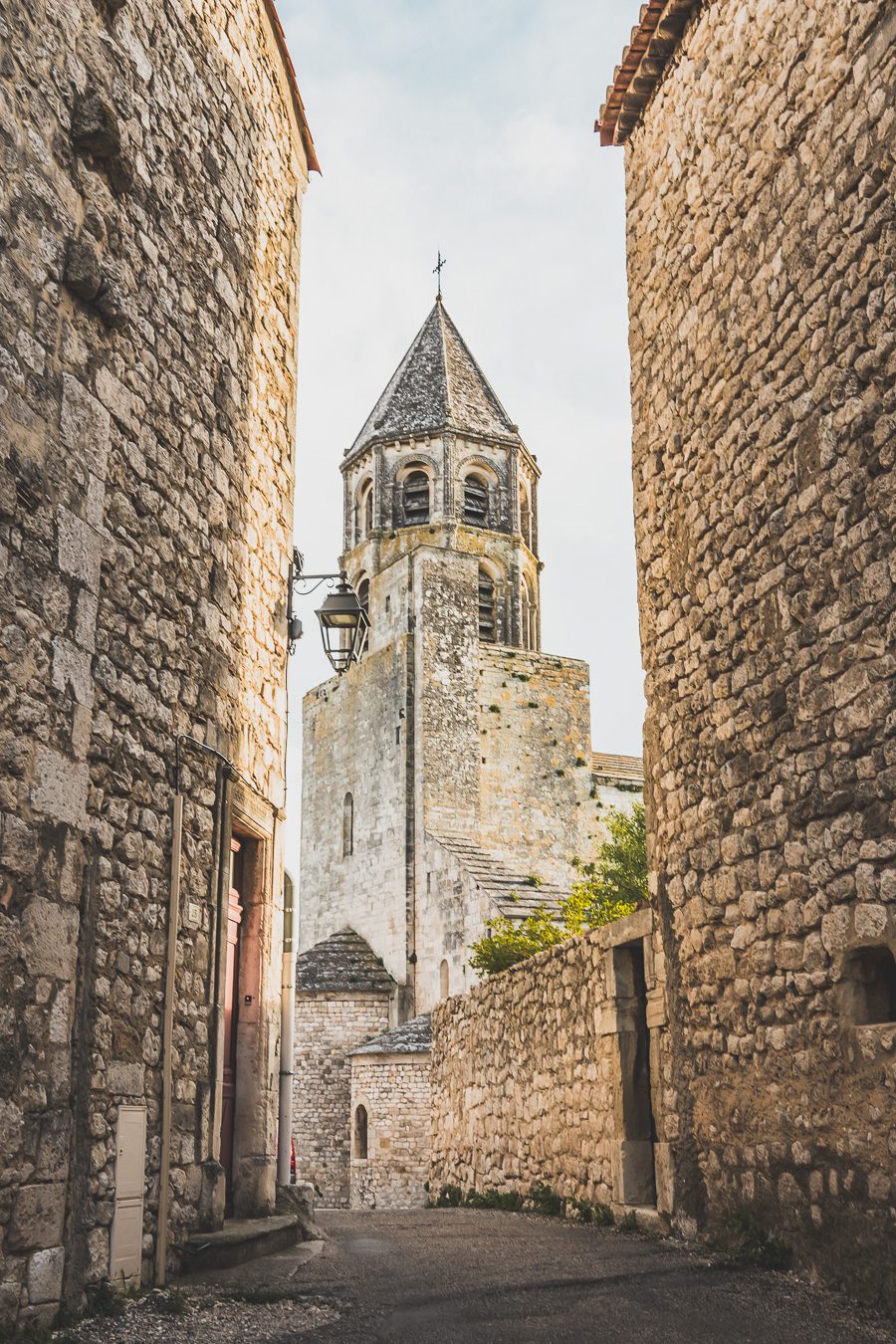 Face à la beauté spectaculaire de la campagne, la Drôme Provençale est une région dynamique du sud de la France. Des marchés animés de Nyons aux villages de montagne de Crest, Buis les Baronnies et Grignan, en passant par les élégants villages de Valréas, Suze la Rousse et Saint-Paul-Trois-Chateaux, la région regorge de trésors culturels, de charmants hameaux et vignobles luxuriants. Partez à la découverte des plus beaux endroits de la Drôme provençale lors d'un road trip en van.