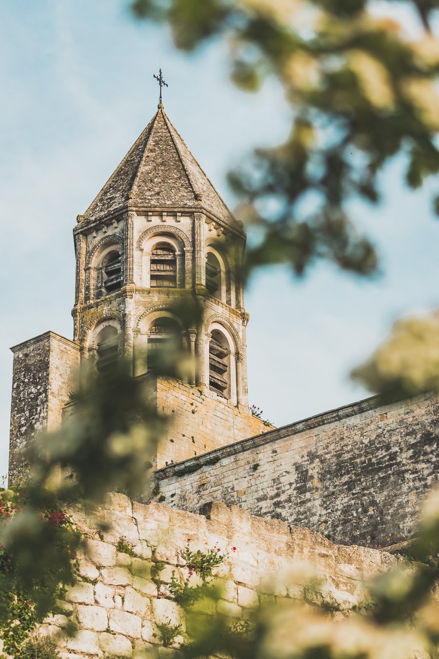 Face à la beauté spectaculaire de la campagne, la Drôme Provençale est une région dynamique du sud de la France. Des marchés animés de Nyons aux villages de montagne de Crest, Buis les Baronnies et Grignan, en passant par les élégants villages de Valréas, Suze la Rousse et Saint-Paul-Trois-Chateaux, la région regorge de trésors culturels, de charmants hameaux et vignobles luxuriants. Partez à la découverte des plus beaux endroits de la Drôme provençale lors d'un road trip en van.