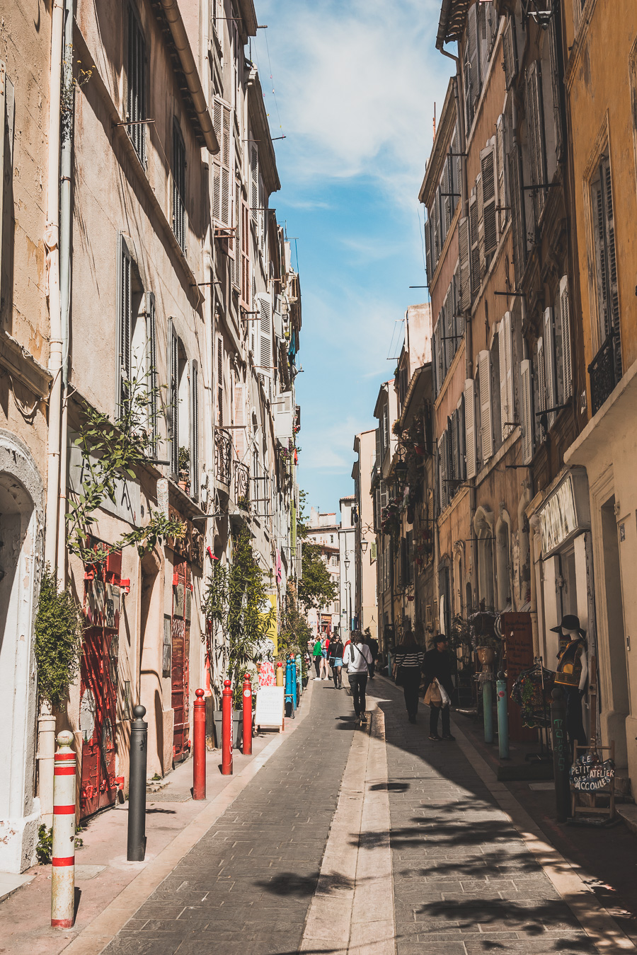 Voici un guide pour passer un week end à Marseille. Marseille est la destination idéale, offrant des paysages époustouflants, une cuisine délicieuse... Qu'il s'agisse d'explorer la riche culture de la ville, de se détendre sur ses plages immaculées ou de goûter à certains de ses plats de renommée mondiale, il y en a pour tous les goûts dans cette ville portuaire animée. Alors faites vos valises et préparez-vous pour un week end à Marseille que vous n'oublierez pas de sitôt.