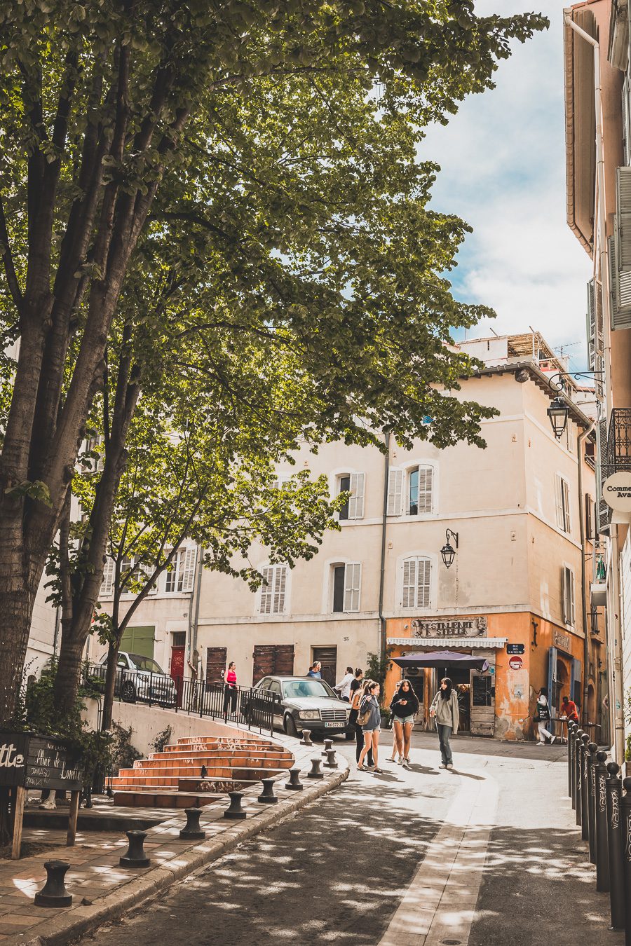 Voici un guide pour passer un week end à Marseille. Marseille est la destination idéale, offrant des paysages époustouflants, une cuisine délicieuse... Qu'il s'agisse d'explorer la riche culture de la ville, de se détendre sur ses plages immaculées ou de goûter à certains de ses plats de renommée mondiale, il y en a pour tous les goûts dans cette ville portuaire animée. Alors faites vos valises et préparez-vous pour un week end à Marseille que vous n'oublierez pas de sitôt.