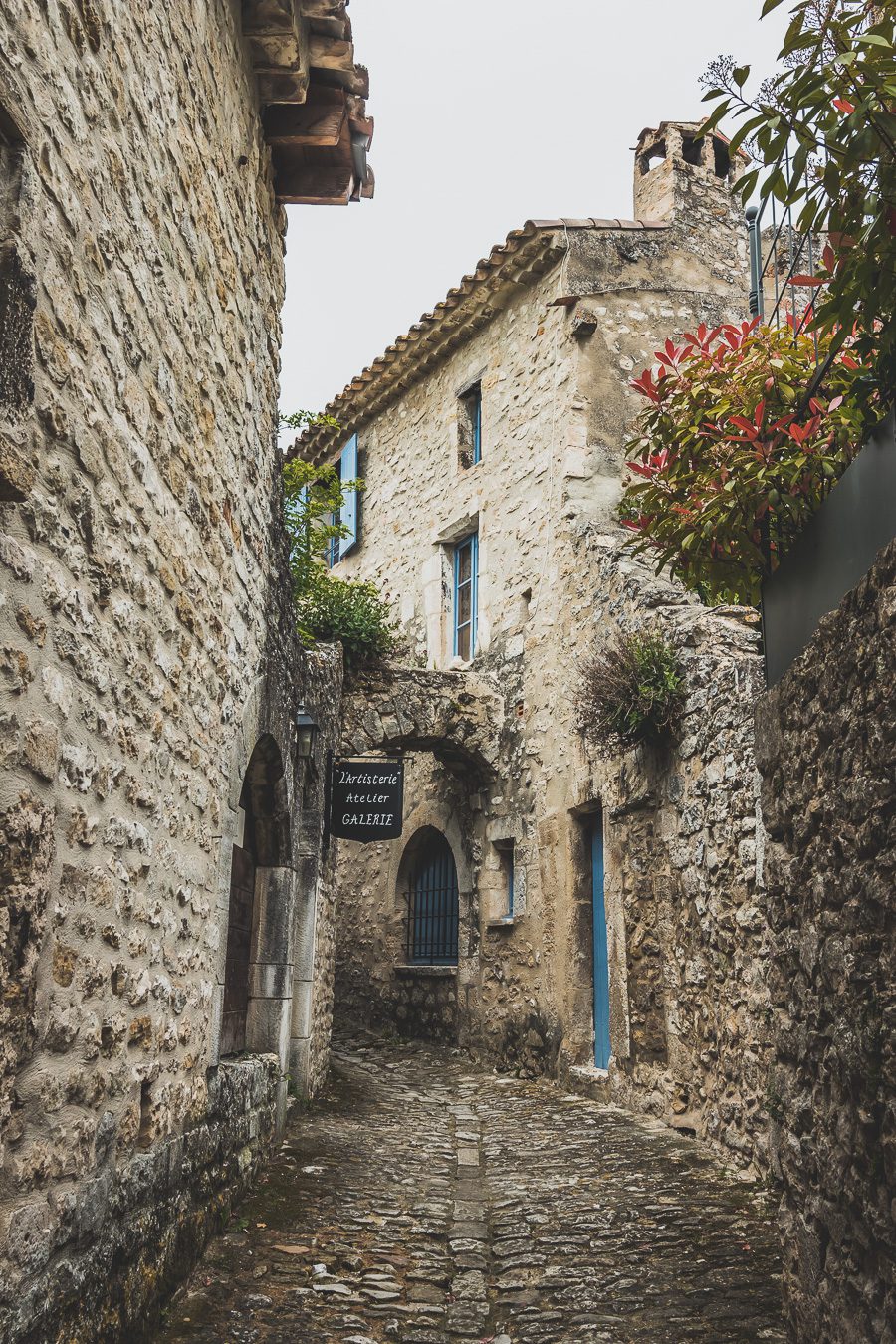 Face à la beauté spectaculaire de la campagne, la Drôme Provençale est une région dynamique du sud de la France. Des marchés animés de Nyons aux villages de montagne de Crest, Buis les Baronnies et Grignan, en passant par les élégants villages de Valréas, Suze la Rousse et Saint-Paul-Trois-Chateaux, la région regorge de trésors culturels, de charmants hameaux et vignobles luxuriants. Partez à la découverte des plus beaux endroits de la Drôme provençale lors d'un road trip en van.