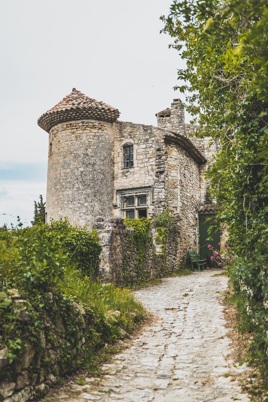 Face à la beauté spectaculaire de la campagne, la Drôme Provençale est une région dynamique du sud de la France. Des marchés animés de Nyons aux villages de montagne de Crest, Buis les Baronnies et Grignan, en passant par les élégants villages de Valréas, Suze la Rousse et Saint-Paul-Trois-Chateaux, la région regorge de trésors culturels, de charmants hameaux et vignobles luxuriants. Partez à la découverte des plus beaux endroits de la Drôme provençale lors d'un road trip en van.