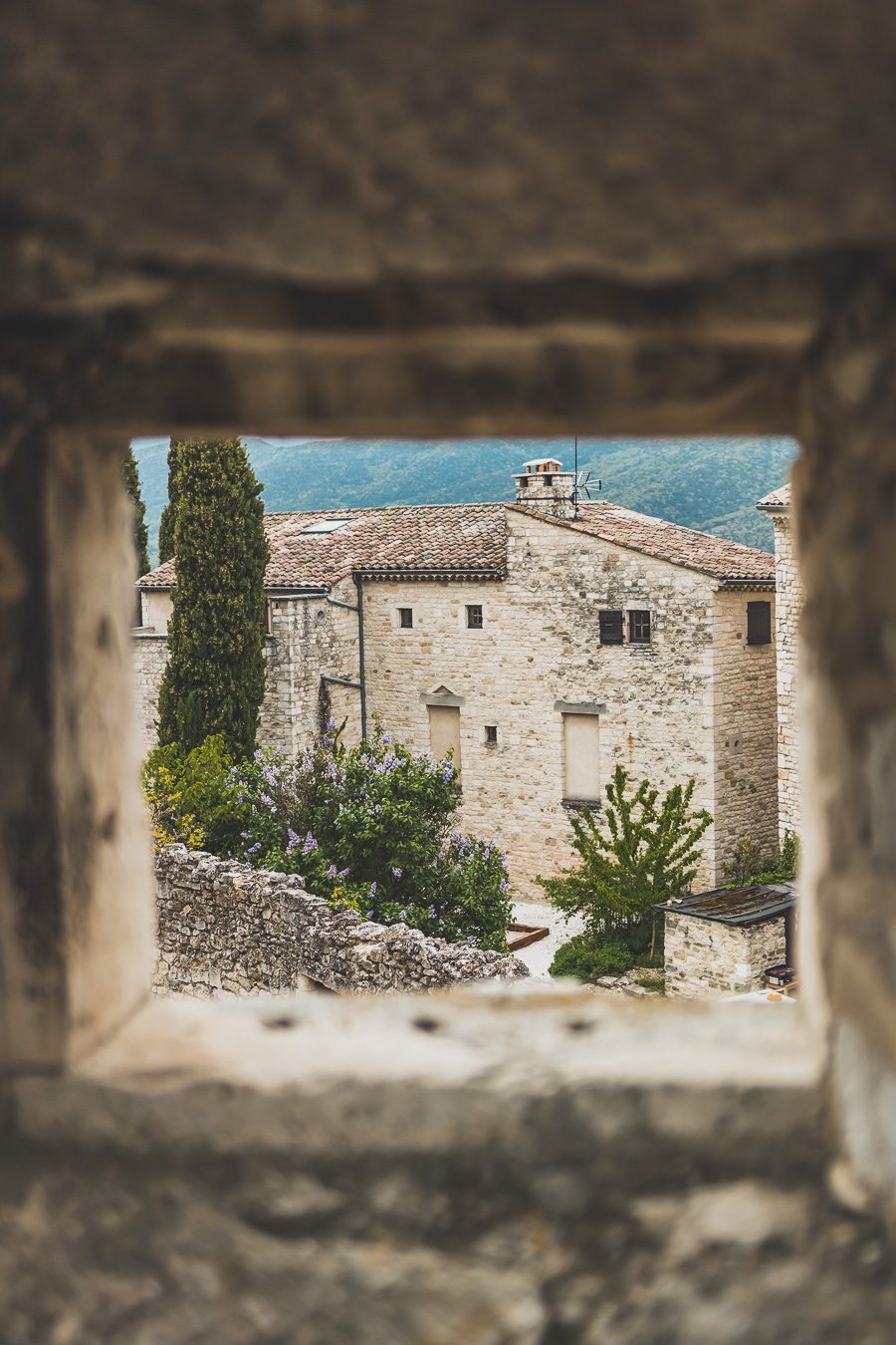 Face à la beauté spectaculaire de la campagne, la Drôme Provençale est une région dynamique du sud de la France. Des marchés animés de Nyons aux villages de montagne de Crest, Buis les Baronnies et Grignan, en passant par les élégants villages de Valréas, Suze la Rousse et Saint-Paul-Trois-Chateaux, la région regorge de trésors culturels, de charmants hameaux et vignobles luxuriants. Partez à la découverte des plus beaux endroits de la Drôme provençale lors d'un road trip en van.