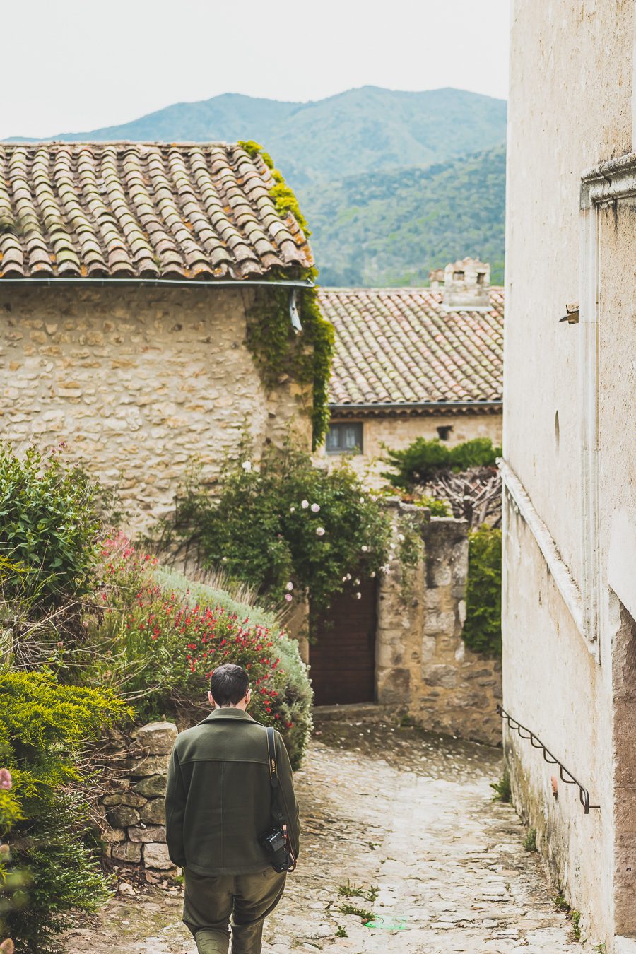 Face à la beauté spectaculaire de la campagne, la Drôme Provençale est une région dynamique du sud de la France. Des marchés animés de Nyons aux villages de montagne de Crest, Buis les Baronnies et Grignan, en passant par les élégants villages de Valréas, Suze la Rousse et Saint-Paul-Trois-Chateaux, la région regorge de trésors culturels, de charmants hameaux et vignobles luxuriants. Partez à la découverte des plus beaux endroits de la Drôme provençale lors d'un road trip en van.