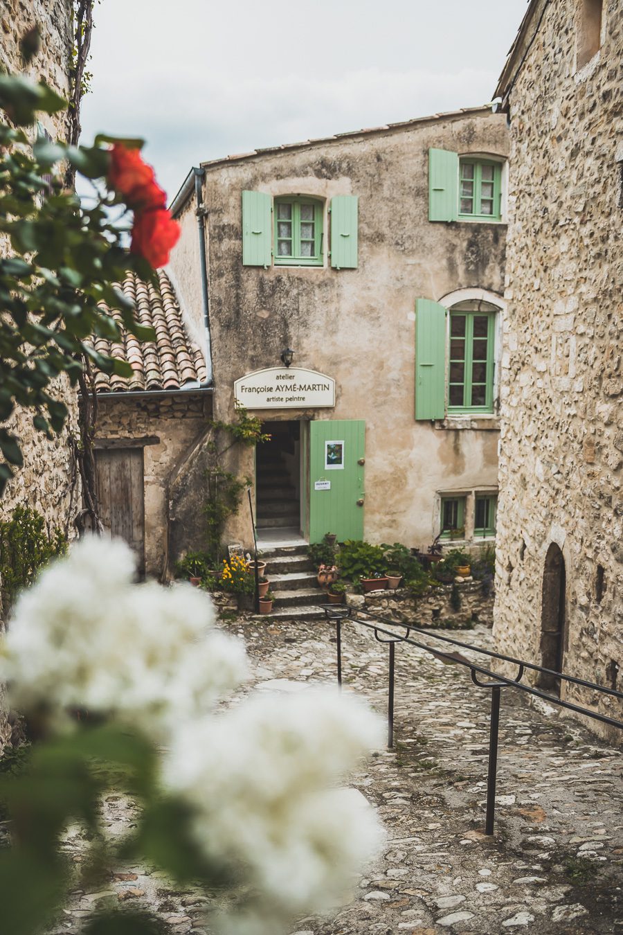 Face à la beauté spectaculaire de la campagne, la Drôme Provençale est une région dynamique du sud de la France. Des marchés animés de Nyons aux villages de montagne de Crest, Buis les Baronnies et Grignan, en passant par les élégants villages de Valréas, Suze la Rousse et Saint-Paul-Trois-Chateaux, la région regorge de trésors culturels, de charmants hameaux et vignobles luxuriants. Partez à la découverte des plus beaux endroits de la Drôme provençale lors d'un road trip en van.