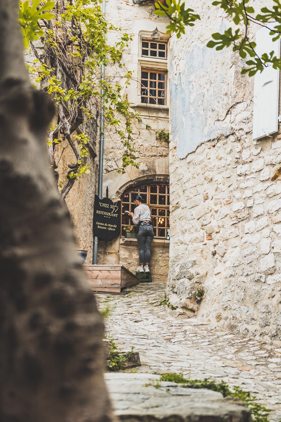 Face à la beauté spectaculaire de la campagne, la Drôme Provençale est une région dynamique du sud de la France. Des marchés animés de Nyons aux villages de montagne de Crest, Buis les Baronnies et Grignan, en passant par les élégants villages de Valréas, Suze la Rousse et Saint-Paul-Trois-Chateaux, la région regorge de trésors culturels, de charmants hameaux et vignobles luxuriants. Partez à la découverte des plus beaux endroits de la Drôme provençale lors d'un road trip en van.