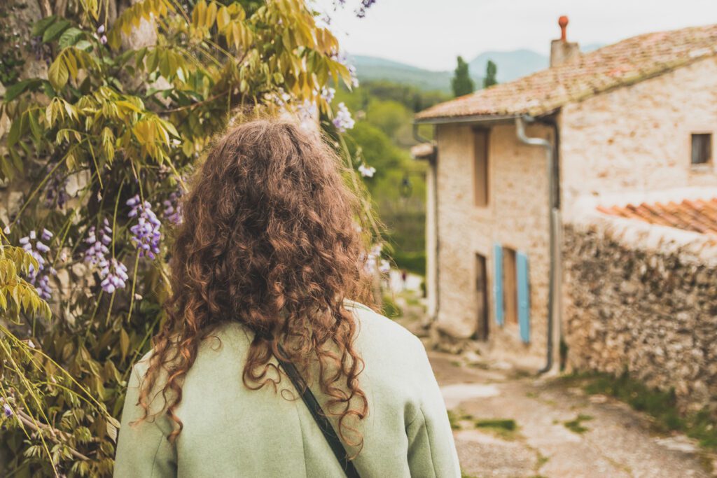 Face à la beauté spectaculaire de la campagne, la Drôme Provençale est une région dynamique du sud de la France. Des marchés animés de Nyons aux villages de montagne de Crest, Buis les Baronnies et Grignan, en passant par les élégants villages de Valréas, Suze la Rousse et Saint-Paul-Trois-Chateaux, la région regorge de trésors culturels, de charmants hameaux et vignobles luxuriants. Partez à la découverte des plus beaux endroits de la Drôme provençale lors d'un road trip en van.