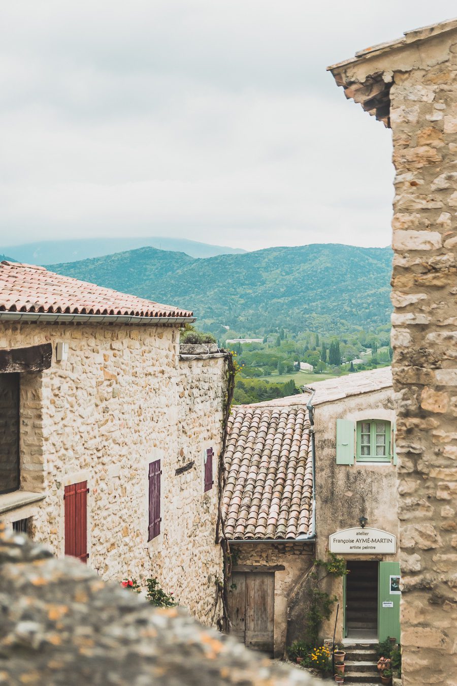 Face à la beauté spectaculaire de la campagne, la Drôme Provençale est une région dynamique du sud de la France. Des marchés animés de Nyons aux villages de montagne de Crest, Buis les Baronnies et Grignan, en passant par les élégants villages de Valréas, Suze la Rousse et Saint-Paul-Trois-Chateaux, la région regorge de trésors culturels, de charmants hameaux et vignobles luxuriants. Partez à la découverte des plus beaux endroits de la Drôme provençale lors d'un road trip en van.