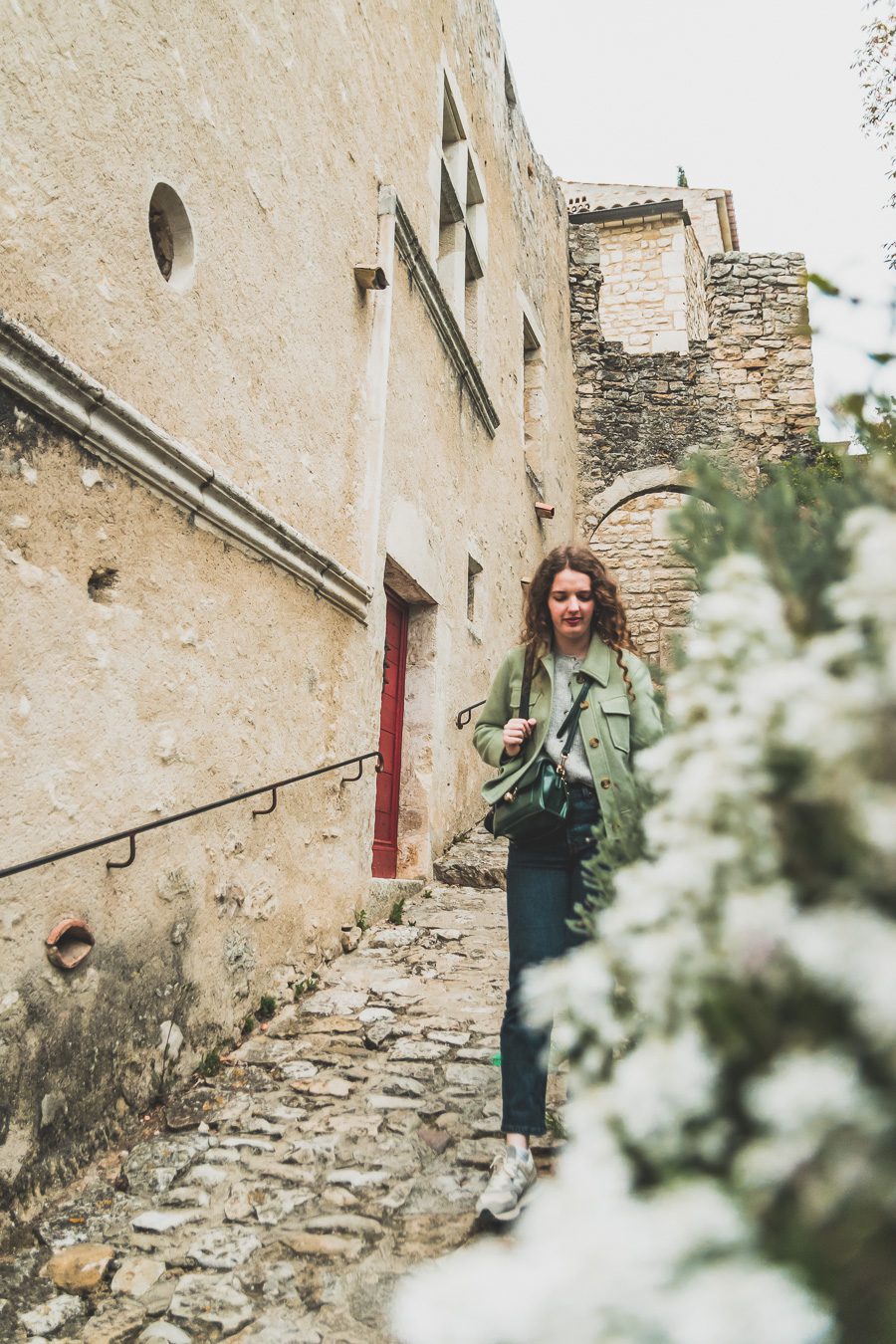 Face à la beauté spectaculaire de la campagne, la Drôme Provençale est une région dynamique du sud de la France. Des marchés animés de Nyons aux villages de montagne de Crest, Buis les Baronnies et Grignan, en passant par les élégants villages de Valréas, Suze la Rousse et Saint-Paul-Trois-Chateaux, la région regorge de trésors culturels, de charmants hameaux et vignobles luxuriants. Partez à la découverte des plus beaux endroits de la Drôme provençale lors d'un road trip en van.