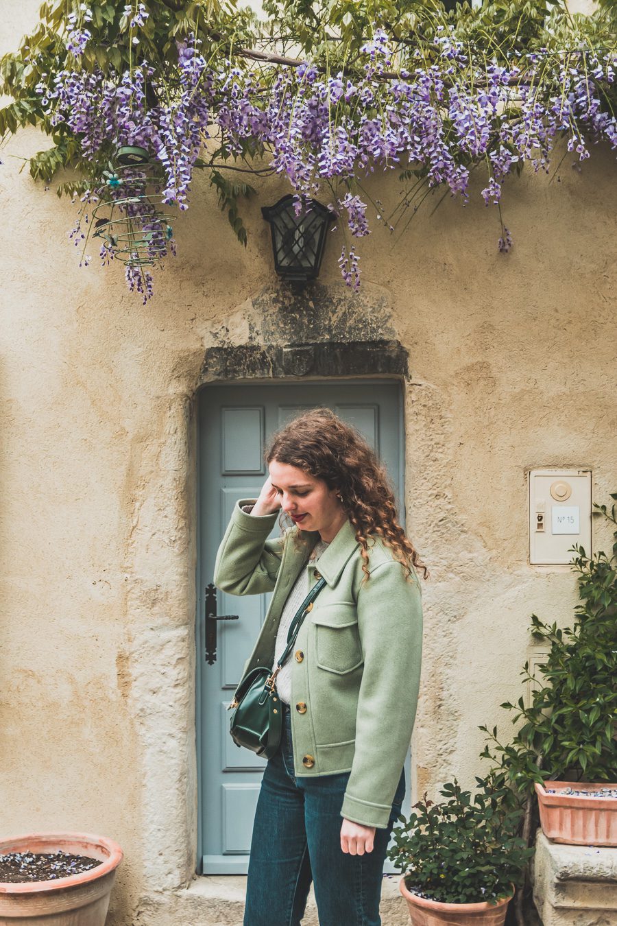 Face à la beauté spectaculaire de la campagne, la Drôme Provençale est une région dynamique du sud de la France. Des marchés animés de Nyons aux villages de montagne de Crest, Buis les Baronnies et Grignan, en passant par les élégants villages de Valréas, Suze la Rousse et Saint-Paul-Trois-Chateaux, la région regorge de trésors culturels, de charmants hameaux et vignobles luxuriants. Partez à la découverte des plus beaux endroits de la Drôme provençale lors d'un road trip en van.