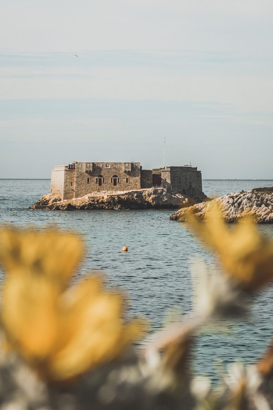 Voici un guide pour passer un week end à Marseille. Marseille est la destination idéale, offrant des paysages époustouflants, une cuisine délicieuse... Qu'il s'agisse d'explorer la riche culture de la ville, de se détendre sur ses plages immaculées ou de goûter à certains de ses plats de renommée mondiale, il y en a pour tous les goûts dans cette ville portuaire animée. Alors faites vos valises et préparez-vous pour un week end à Marseille que vous n'oublierez pas de sitôt.