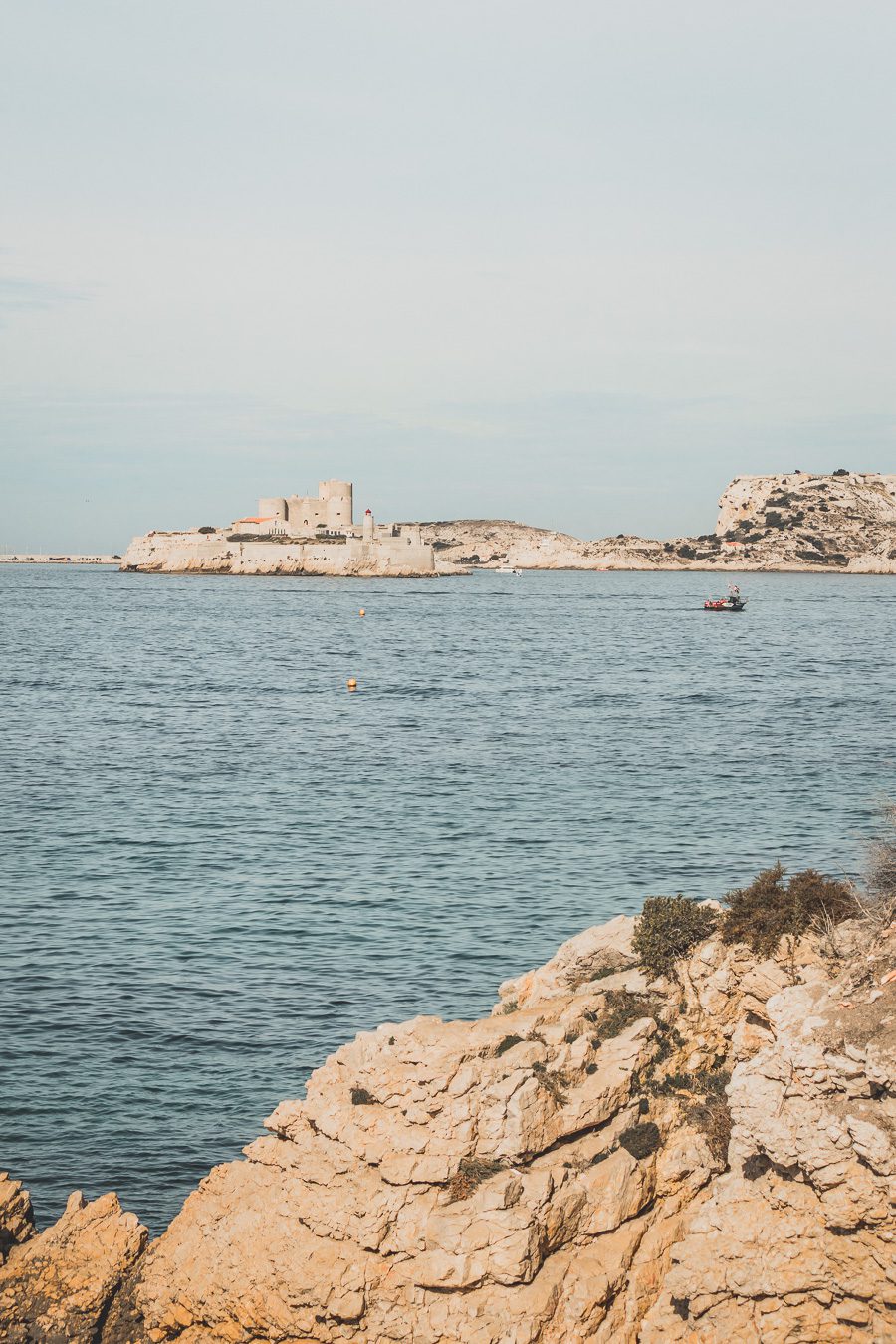 Voici un guide pour passer un week end à Marseille. Marseille est la destination idéale, offrant des paysages époustouflants, une cuisine délicieuse... Qu'il s'agisse d'explorer la riche culture de la ville, de se détendre sur ses plages immaculées ou de goûter à certains de ses plats de renommée mondiale, il y en a pour tous les goûts dans cette ville portuaire animée. Alors faites vos valises et préparez-vous pour un week end à Marseille que vous n'oublierez pas de sitôt.