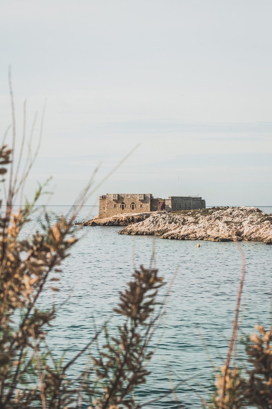 Voici un guide pour passer un week end à Marseille. Marseille est la destination idéale, offrant des paysages époustouflants, une cuisine délicieuse... Qu'il s'agisse d'explorer la riche culture de la ville, de se détendre sur ses plages immaculées ou de goûter à certains de ses plats de renommée mondiale, il y en a pour tous les goûts dans cette ville portuaire animée. Alors faites vos valises et préparez-vous pour un week end à Marseille que vous n'oublierez pas de sitôt.