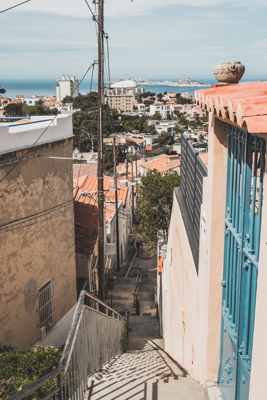 Voici un guide pour passer un week end à Marseille. Marseille est la destination idéale, offrant des paysages époustouflants, une cuisine délicieuse... Qu'il s'agisse d'explorer la riche culture de la ville, de se détendre sur ses plages immaculées ou de goûter à certains de ses plats de renommée mondiale, il y en a pour tous les goûts dans cette ville portuaire animée. Alors faites vos valises et préparez-vous pour un week end à Marseille que vous n'oublierez pas de sitôt.