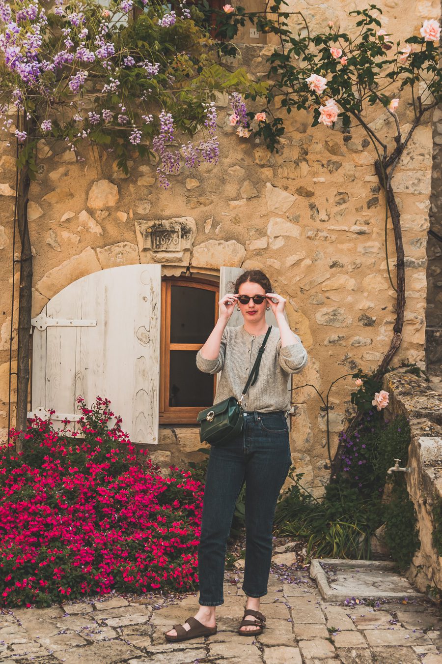 Face à la beauté spectaculaire de la campagne, la Drôme Provençale est une région dynamique du sud de la France. Des marchés animés de Nyons aux villages de montagne de Crest, Buis les Baronnies et Grignan, en passant par les élégants villages de Valréas, Suze la Rousse et Saint-Paul-Trois-Chateaux, la région regorge de trésors culturels, de charmants hameaux et vignobles luxuriants. Partez à la découverte des plus beaux endroits de la Drôme provençale lors d'un road trip en van.