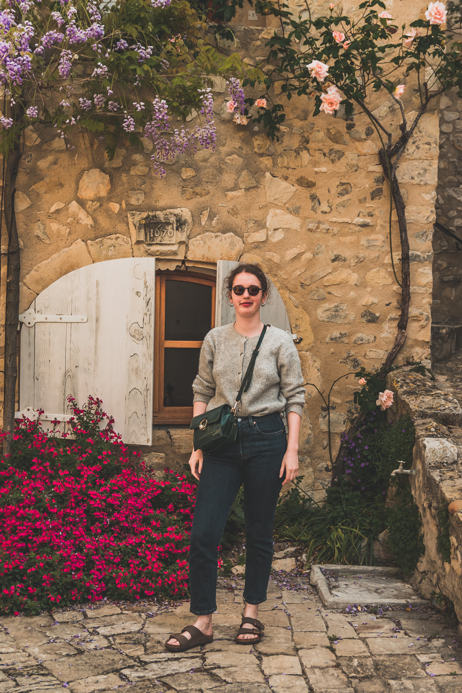 Face à la beauté spectaculaire de la campagne, la Drôme Provençale est une région dynamique du sud de la France. Des marchés animés de Nyons aux villages de montagne de Crest, Buis les Baronnies et Grignan, en passant par les élégants villages de Valréas, Suze la Rousse et Saint-Paul-Trois-Chateaux, la région regorge de trésors culturels, de charmants hameaux et vignobles luxuriants. Partez à la découverte des plus beaux endroits de la Drôme provençale lors d'un road trip en van.