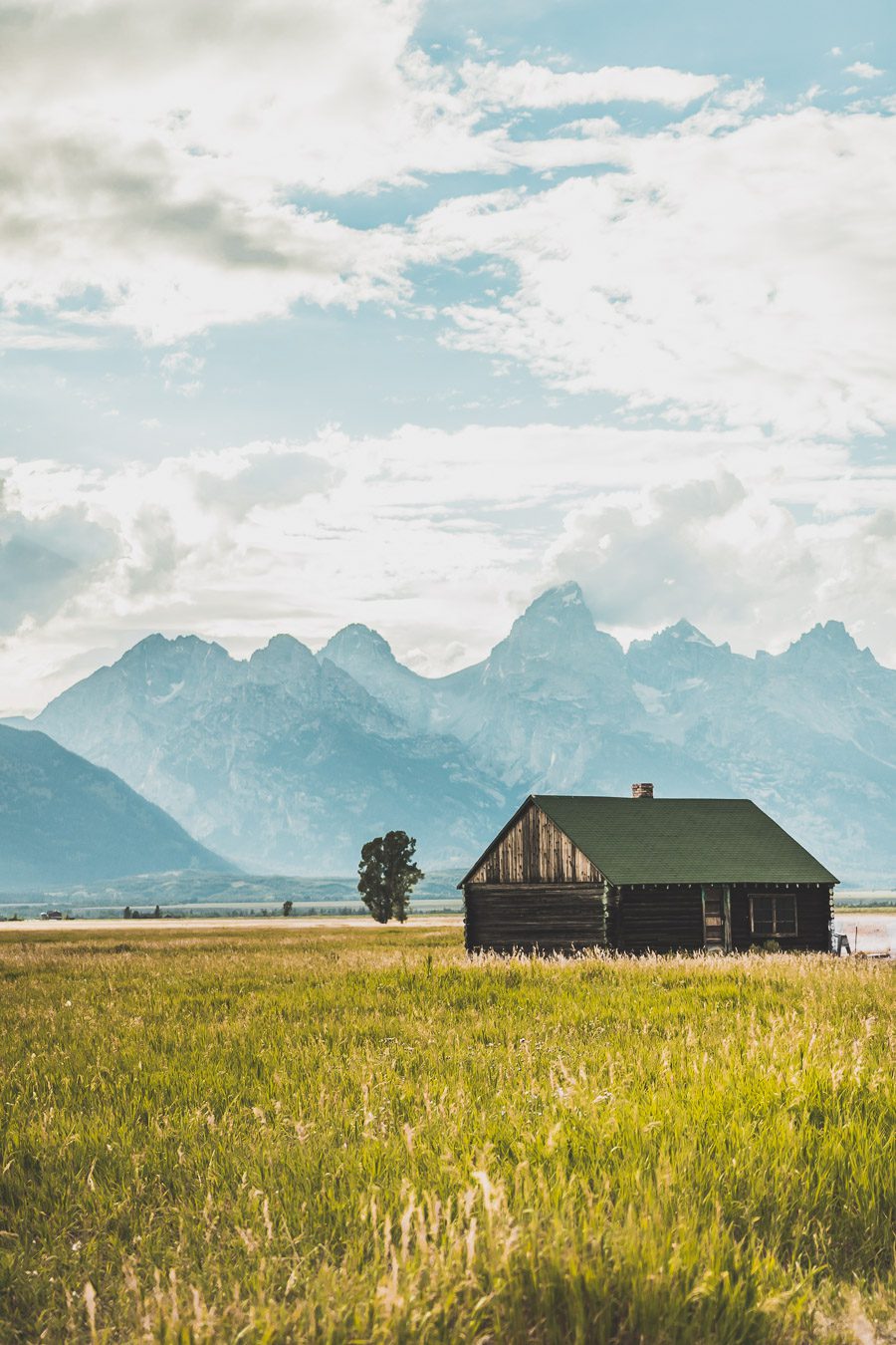 Pensez à la location d'un van aux USA. Vous pourrez ainsi explorer les États-Unis dans votre maison loin de chez vous, lors d'un road trip dans l'ouest américain. Vous découvrirez ainsi Yellowstone, Grand Teton, Las Vegas, Palm Springs et bien d'autres endroits uniques... Que vous recherchiez une escapade romantique ou une aventure passionnante en famille, la location de van aux États-Unis peut vous aider à faire de votre voyage un moment inoubliable. Voyage en van / Road trip ouest américain 